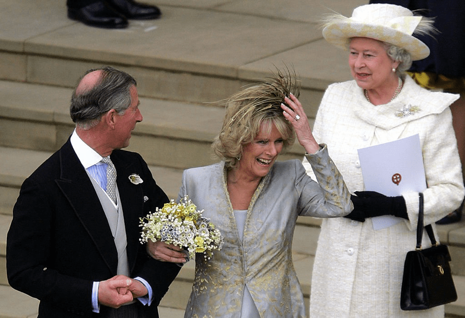 Königin Elizabeth II, Prinz Charles und Herzogin Camilla Parker Bowles am 9. April 2005 in Berkshire, England. | Quelle: Getty Images