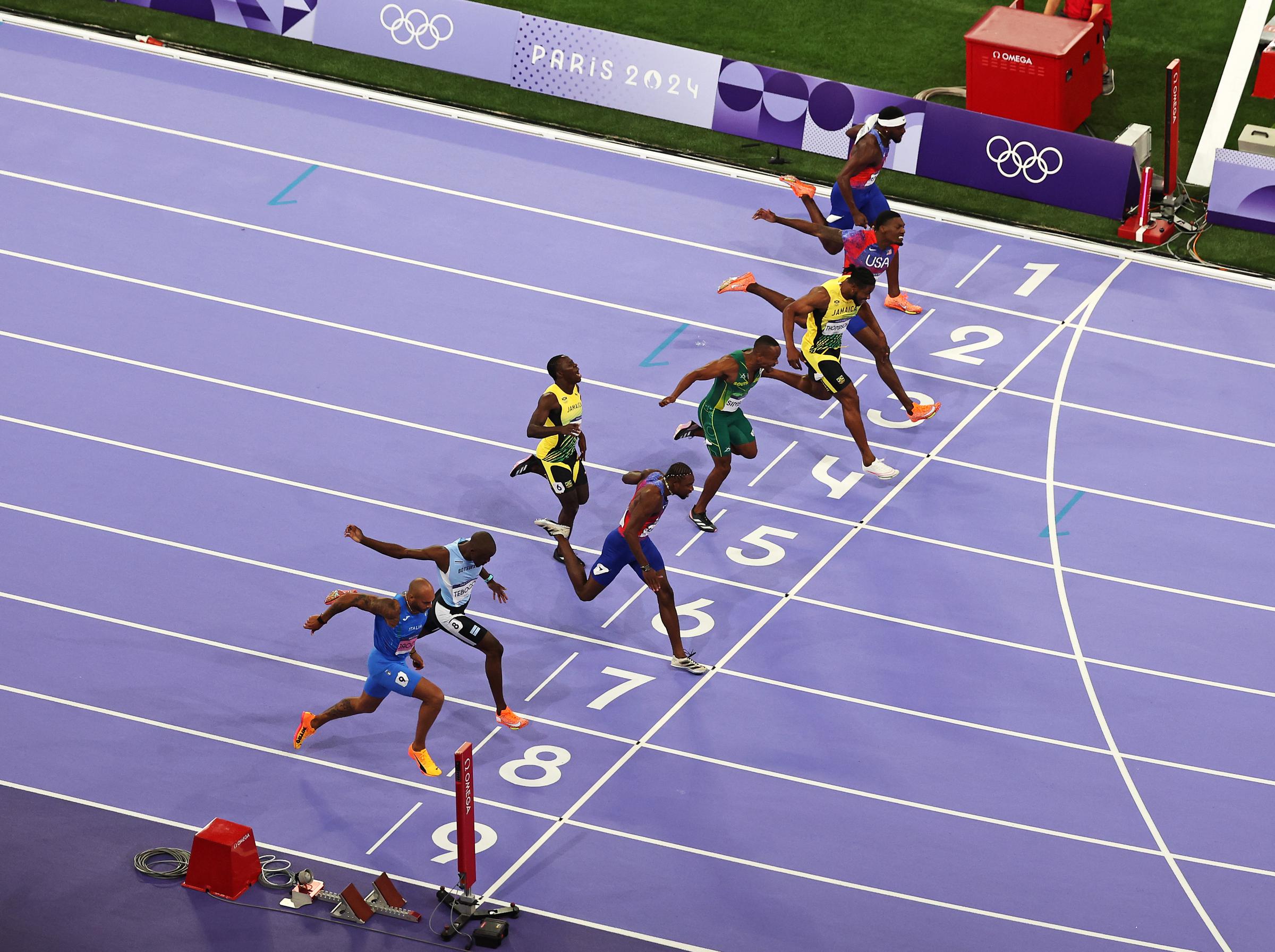 An aerial view as Noah Lyles überquert die Ziellinie und gewinnt die Goldmedaille im 100-m-Finale der Männer bei den Olympischen Spielen Paris 2024 in Paris, Frankreich, am 4. August 2024. | Quelle: Getty Images