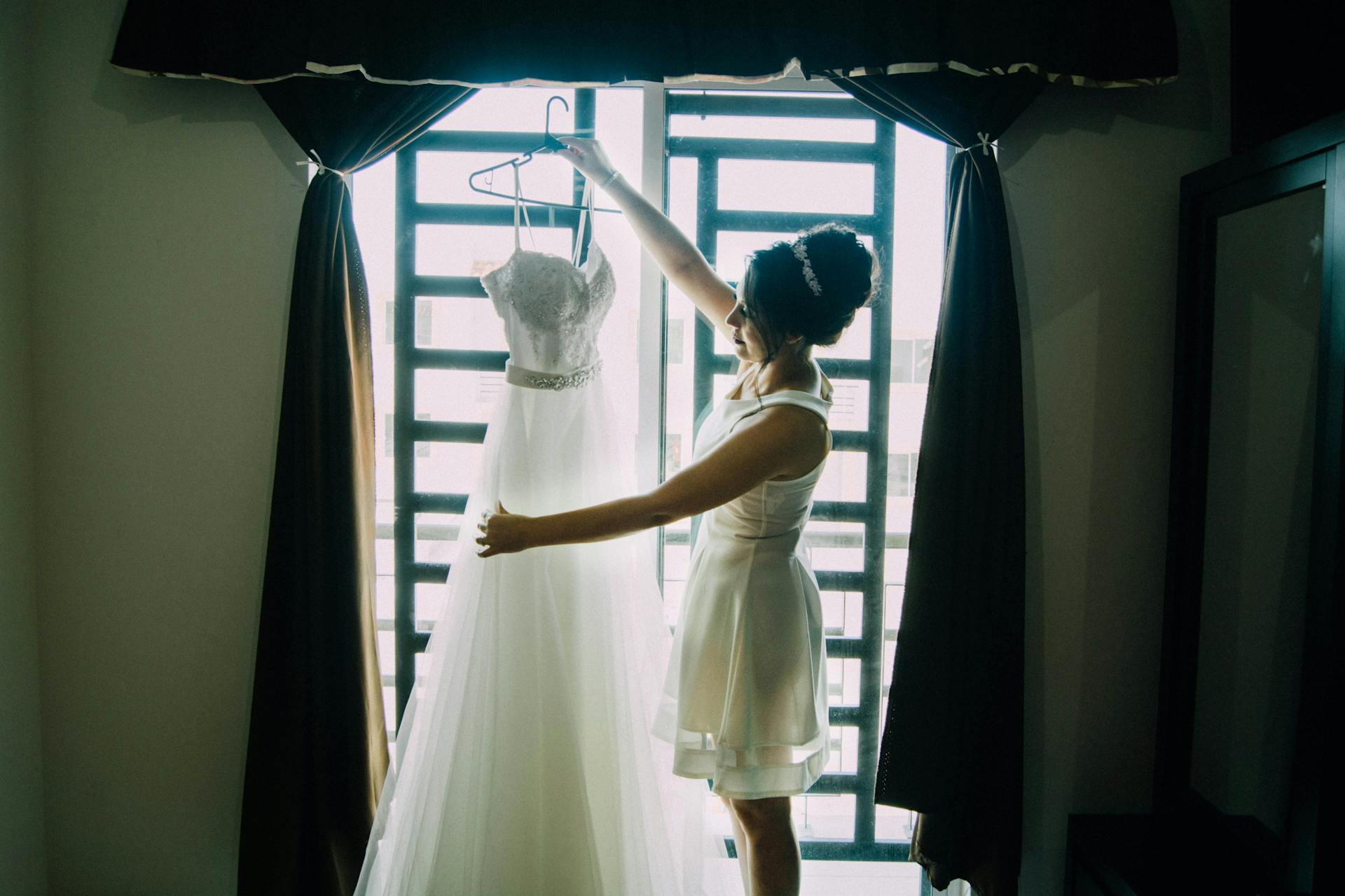 Eine Frau, die ein Hochzeitskleid bewundert | Quelle: Pexels