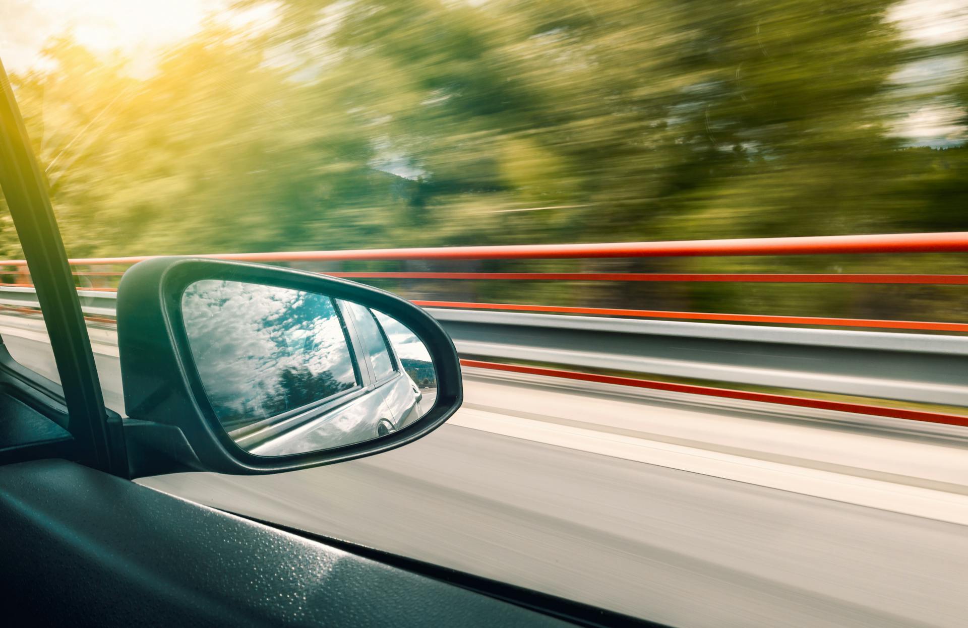 Der Blick aus einem Auto, das auf einer Straße fährt | Quelle: Pexels