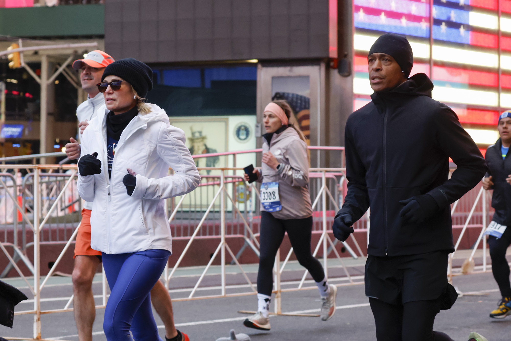 Amy Robach und T. J. Holmes nehmen am United Airlines NYC Half Marathon teil | Quelle: Getty Images