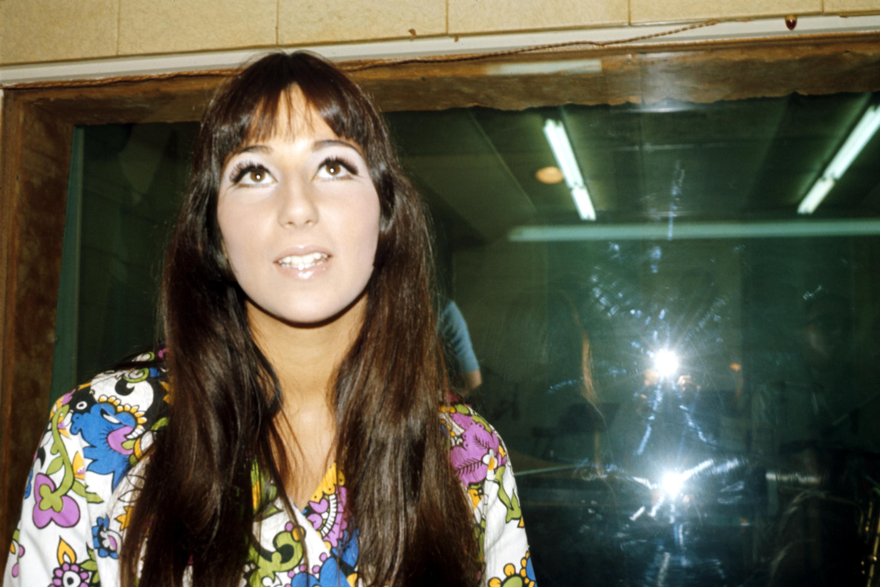 Cher posiert während einer Aufnahmesession im April 1966 in Los Angeles, Kalifornien | Quelle: Getty Images