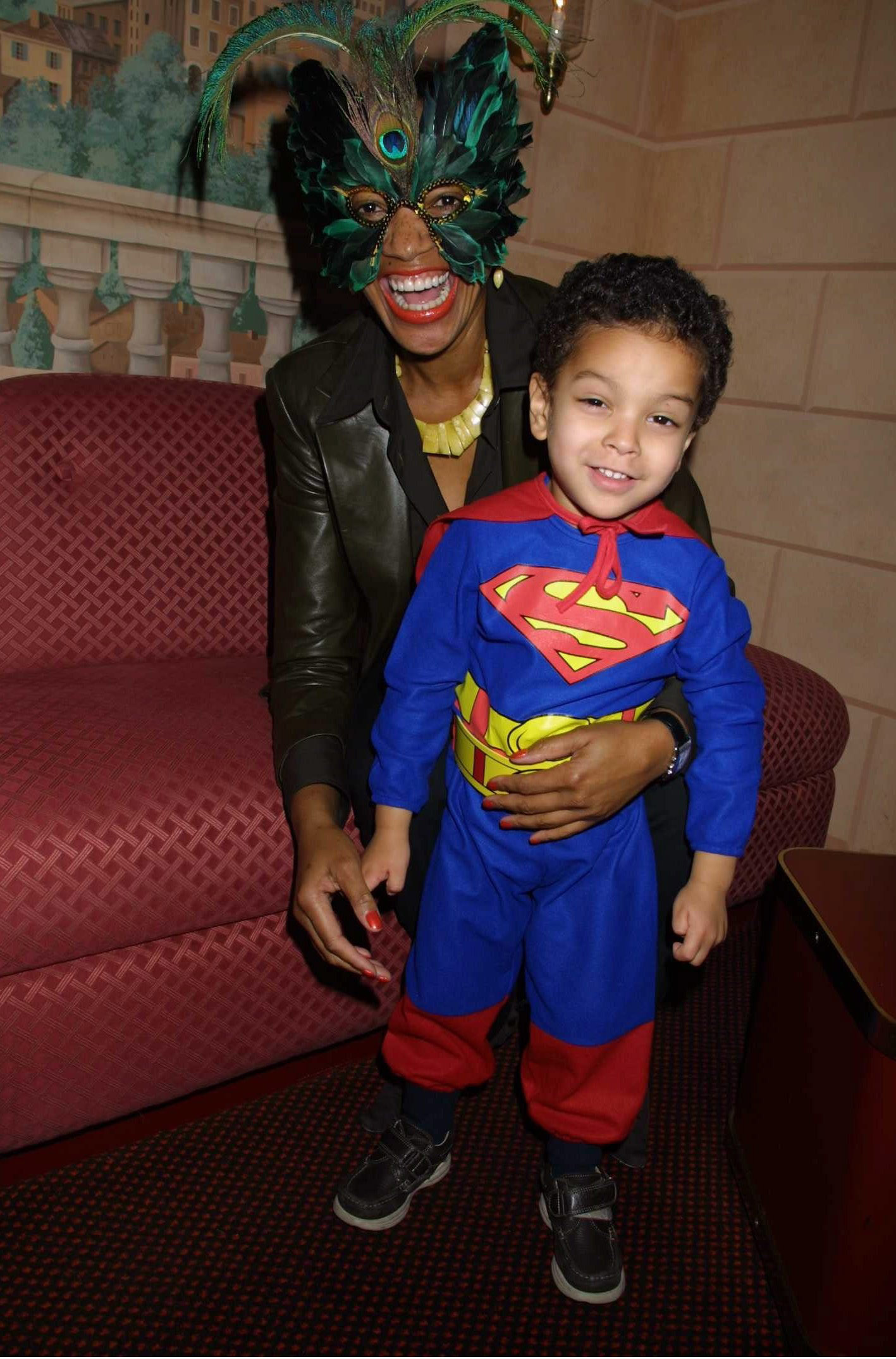 Grace Hightower und Elliot im The Doubles Club bei der 26. jährlichen Halloween Party für Kinder in New York am 31. Oktober 2001 | Quelle: Getty Images