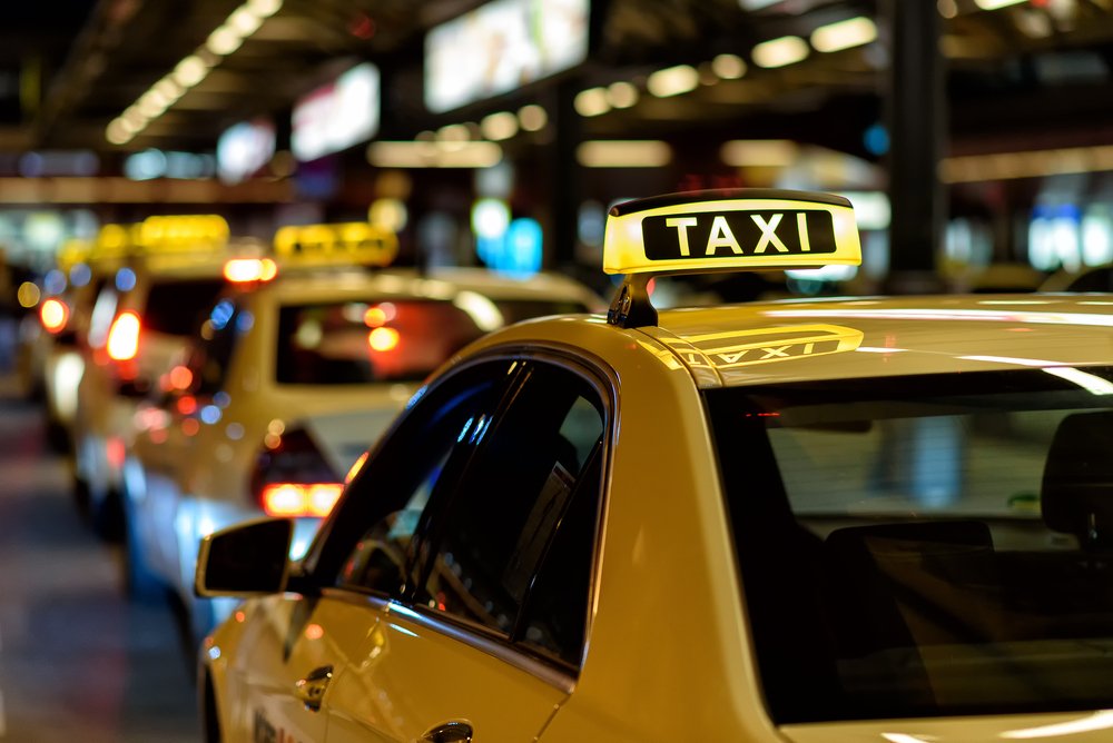Ein Taxi-Fahrzeug auf der Straße im Stau. | Quelle: Shutterstock 