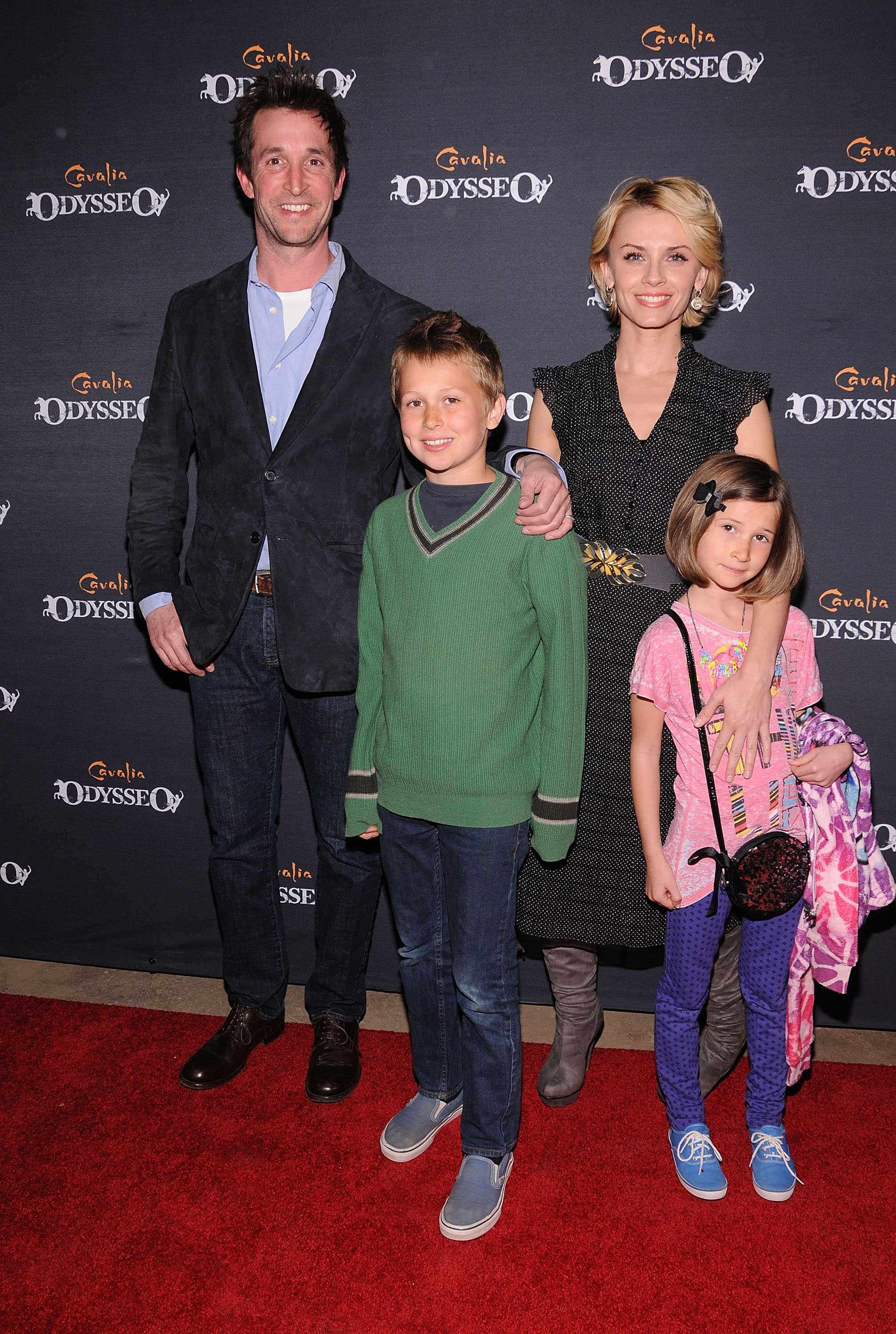 Noah Wyle posiert mit seinem Sohn Owen, seiner Tochter Auden und seiner damaligen Freundin Sara Wells bei der Premiere der Cavalia-Pferdeshow „Odysseo“ in Burbank, Kalifornien, am 27. Februar 2013. | Quelle: Getty Images
