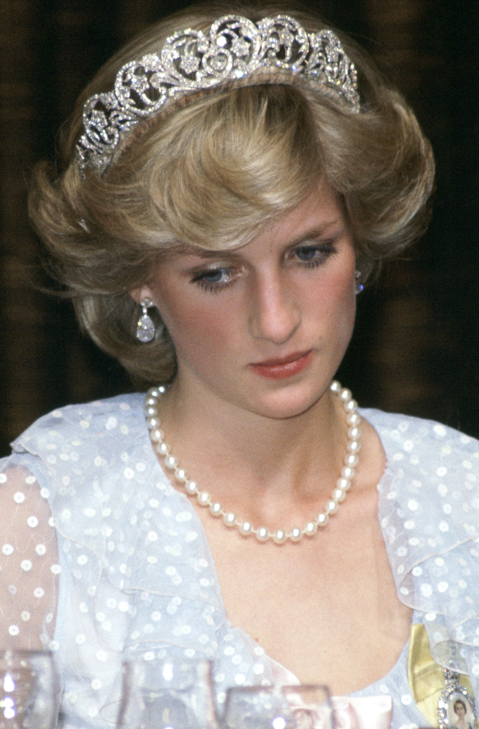 Prinzessin Diana trug ein blaues Chiffon-Abendkleid der Modedesigner David und Elizabeth Emanuel bei einem Bankett in Neuseeland am 20. April 1983. | Quelle: Getty Images