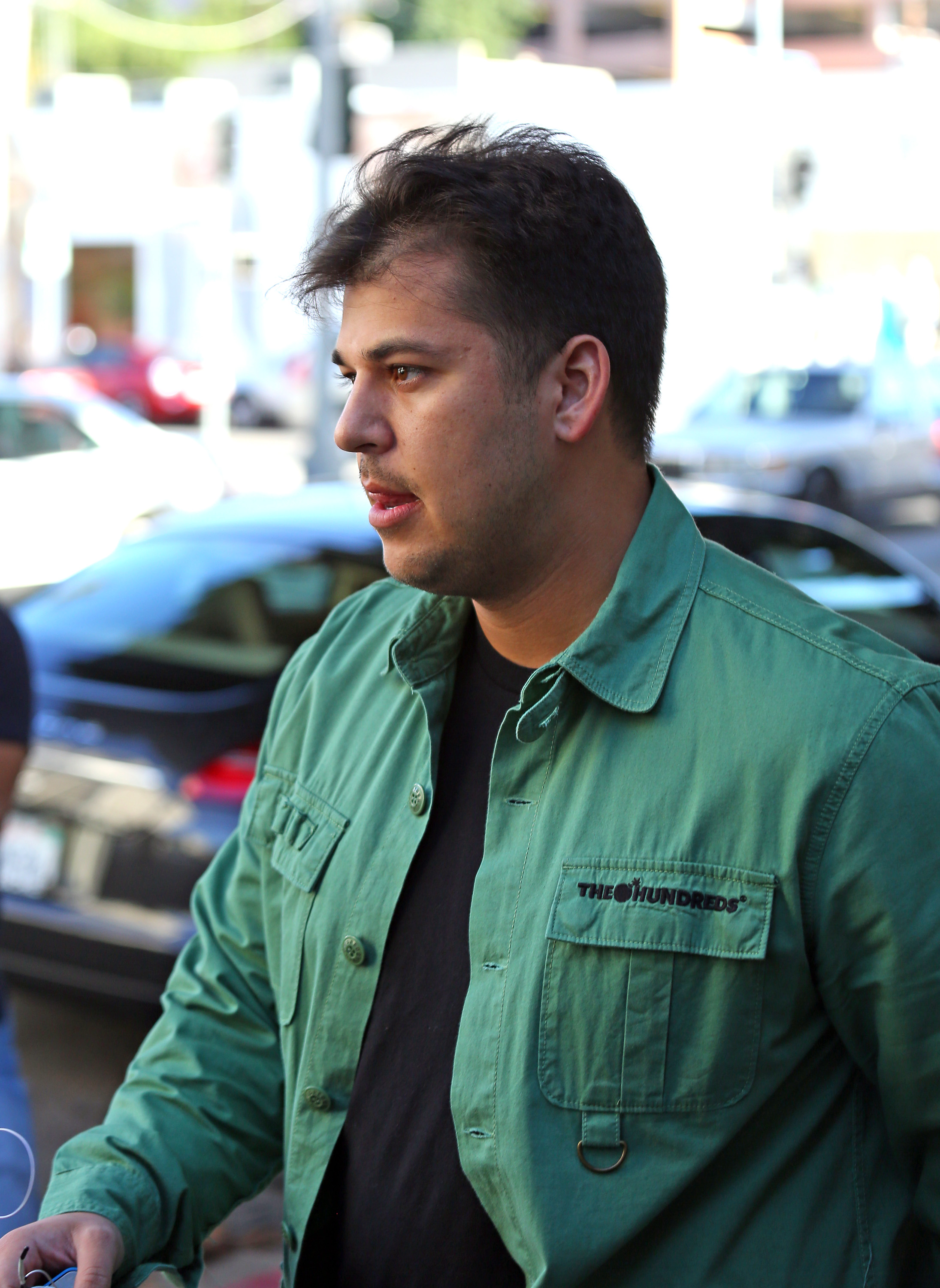 Rob Kardashian ist hier 2013 bei einem öffentlichen Auftritt in einer grünen Jacke zu sehen, als sein verändertes Aussehen zunehmend in den Fokus der Medien rückte. Zu dieser Zeit begann er, offen über seine Probleme mit dem Gewicht und seinem Selbstbewusstsein zu sprechen. | Quelle: Getty Images.