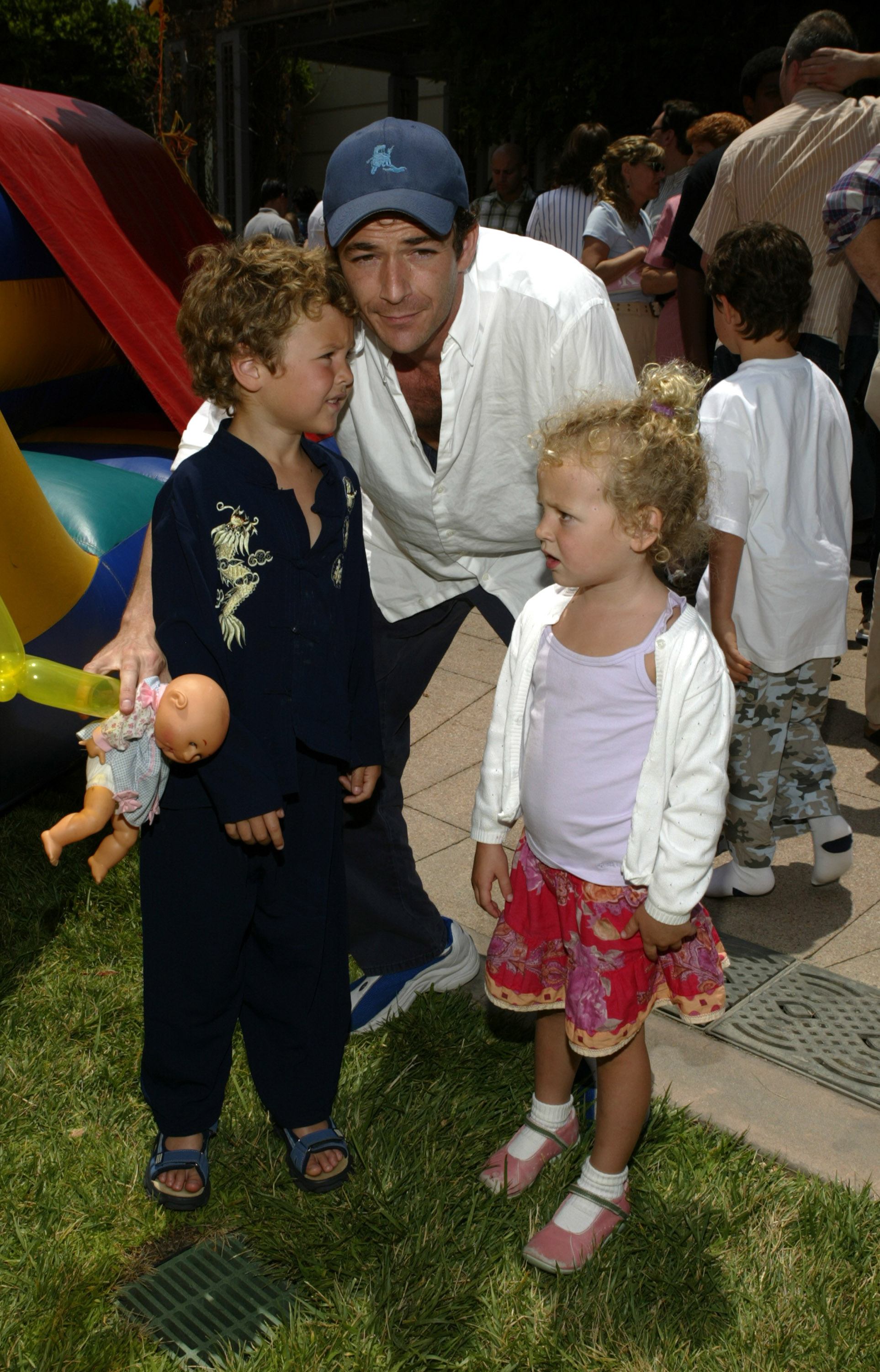 Luke Perry, mit Sophie und Jack am 6. Juni 2004 | Quelle: Getty Images