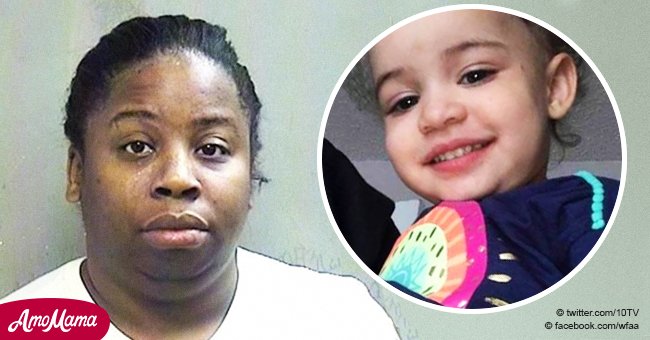Ein zweijähriges Mädchen verstarb, weil sie von ihrer Adoptivmutter dafür geschlagen wurde, weil sie sich bepinkelt hatte