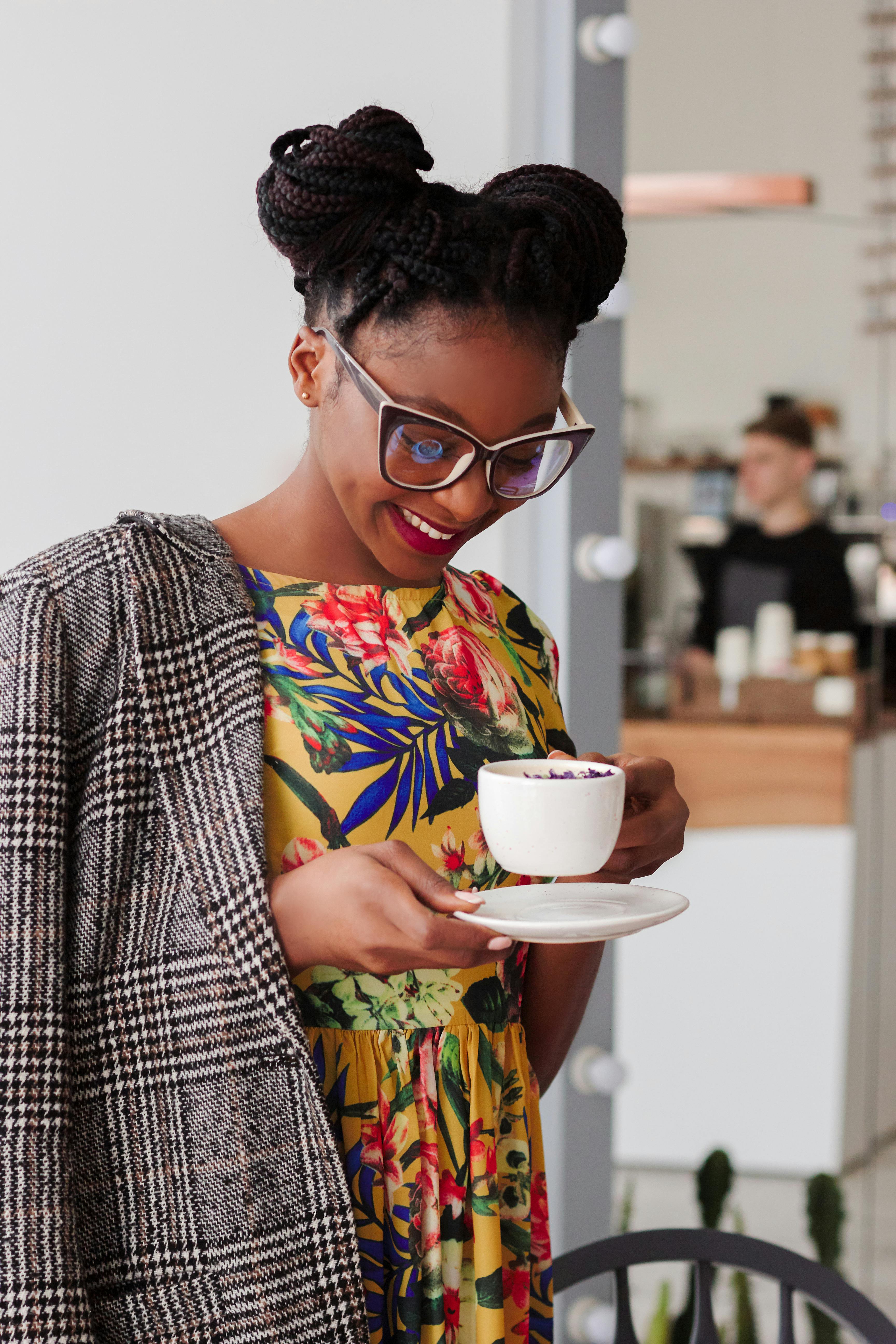 Eine Frau mit einer Tasse Kaffee | Quelle: Pexels