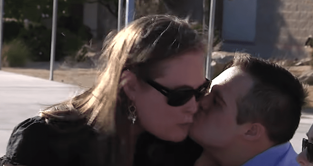 Daniel Rivas gibt seiner Mutter Tonya Rivas einen Kuss auf die Wange. | Quelle: Youtube.com/FOX5 Las Vegas