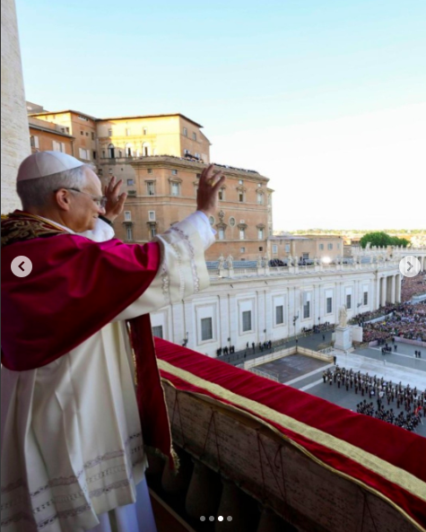 Papst Leo grüßt die Zuschauer, die sich versammelt haben, während er seinen „Urbi et Orbi“-Segen erteilt – gepostet am 8. Mai 2025. | Quelle: Instagram/vaticannews