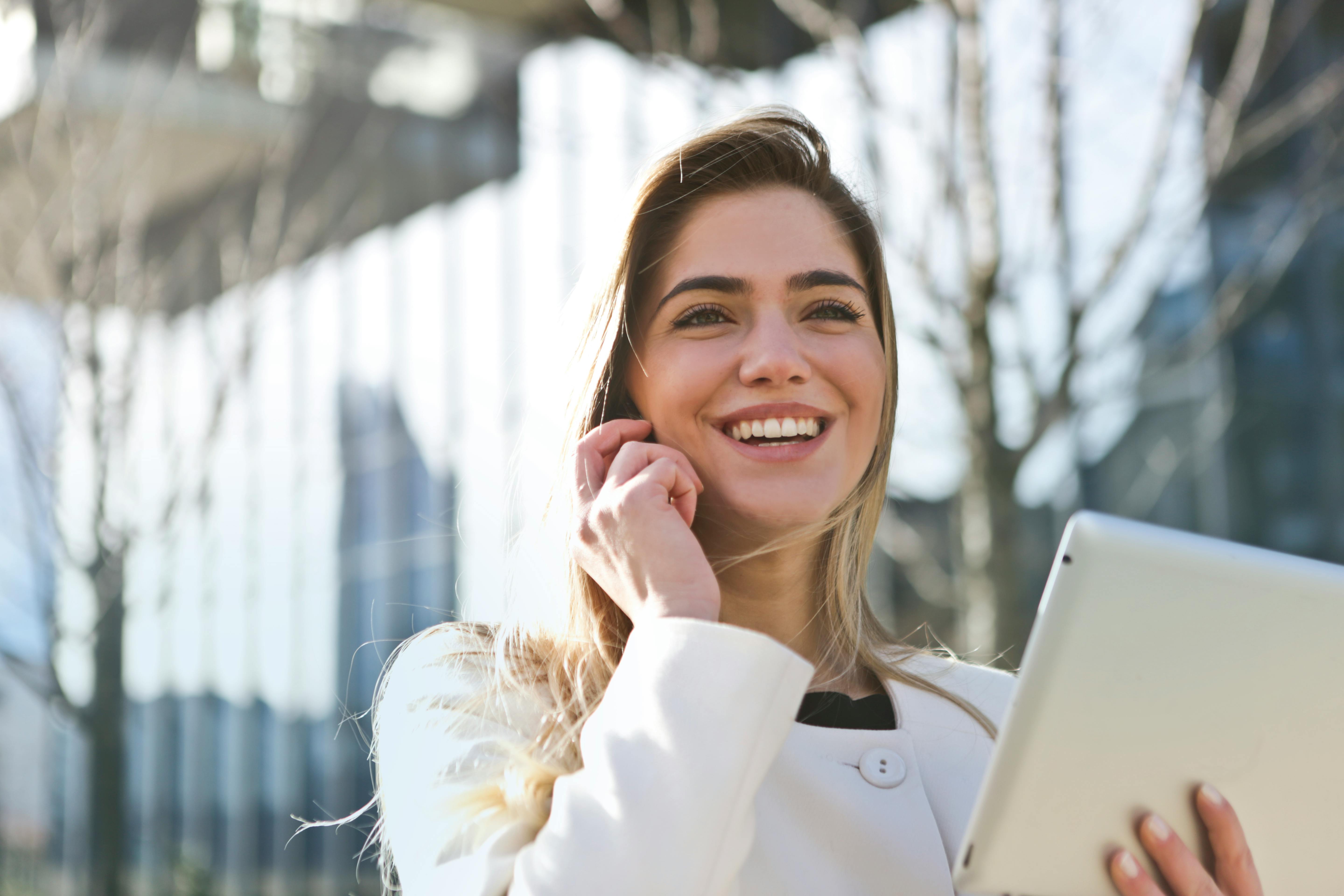 Eine glückliche Frau, die mit ihrem Telefon spricht | Quelle: Pexels