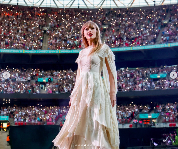 Taylor Swift auf der Bühne während der The Eras Tour, gepostet am 24. Juni 2024 | Quelle: Instagram/taylorswift