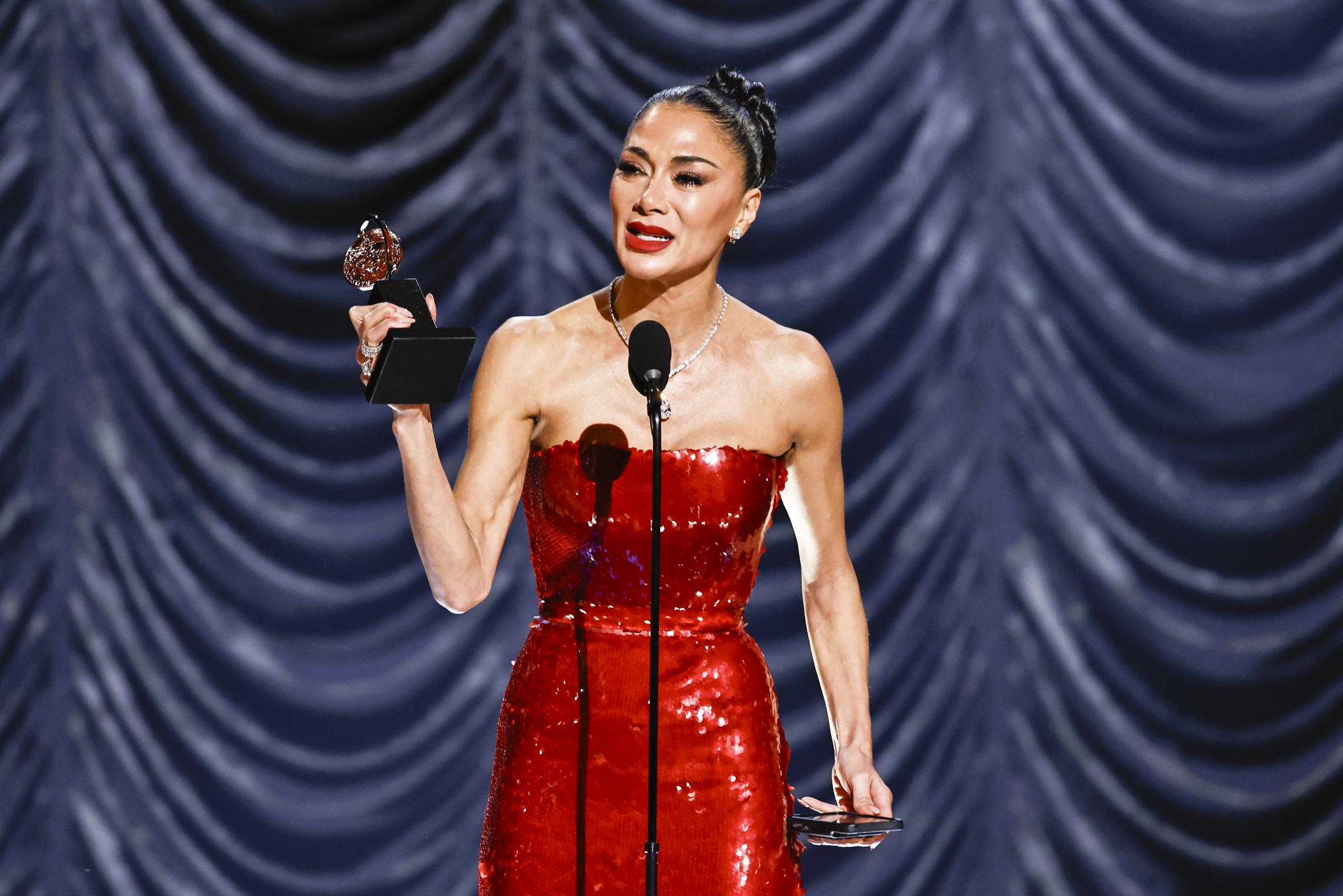 Nicole Scherzinger nimmt ihren Preis als beste Schauspielerin auf der Bühne der 78th Annual Tony Awards am 8. Juni 2025 in New York City entgegen. | Quelle: Getty Images