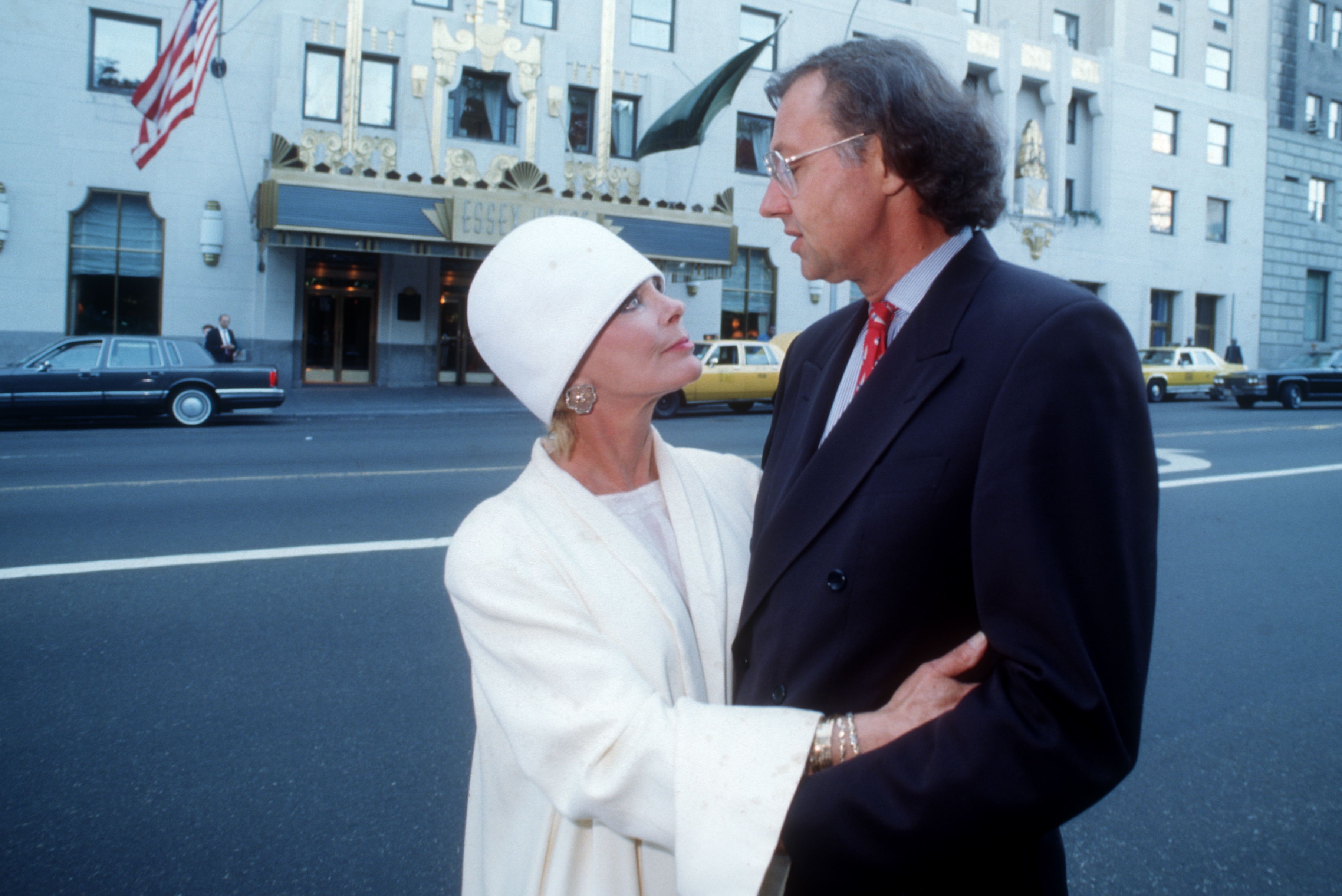 Elke Sommer und Ehemann Wolf Walther vorm Hotel „Essex HoUSAe“ am 01.08.1994 in New York, USA | Quelle: Getty Images