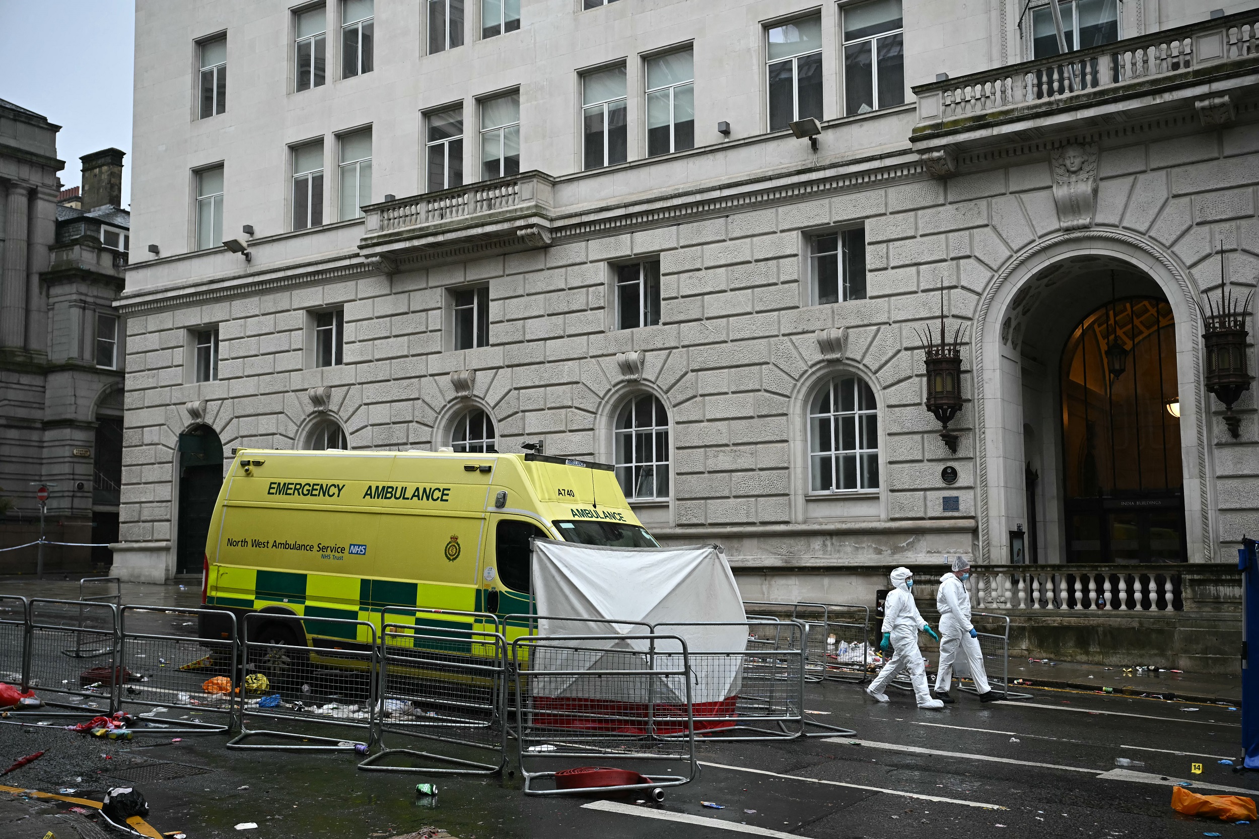 Beamte der Spurensicherung untersuchen den Tatort in der Water Street in Liverpool, England, am 27. Mai 2025, nachdem ein Auto in die Menschenmenge gerast ist, die sich am 26. Mai zur Trophäenparade der Premier League in Liverpool versammelt hatte | Quelle: Getty Images