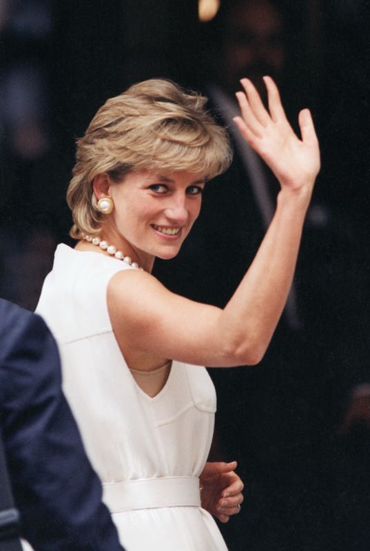 Prinzessin Diana winkt der Menge am letzten Tag ihres Besuchs in Chicago zu | Quelle: Getty Images