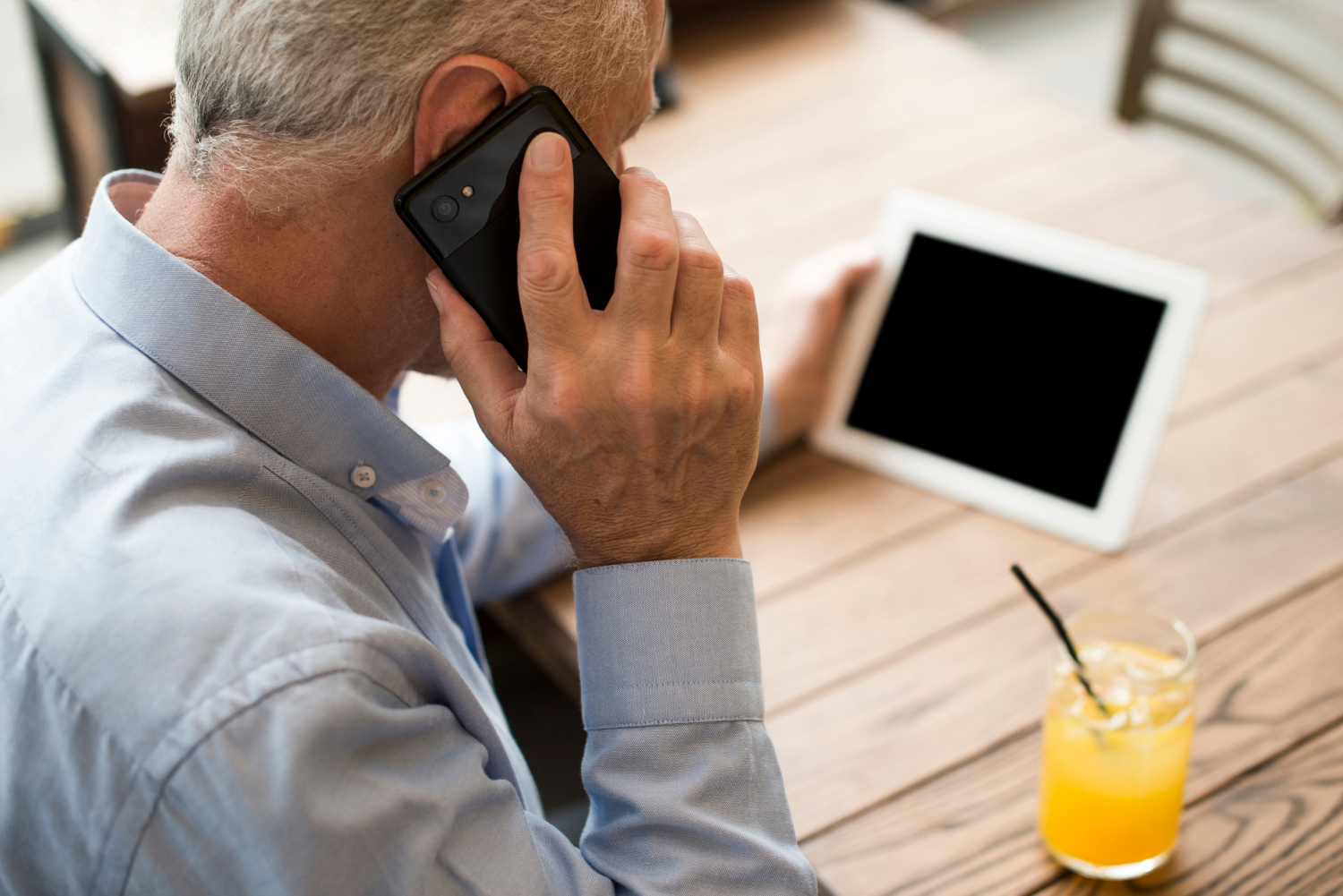 Ein älterer Mann spricht am Telefon | Quelle: Freepik