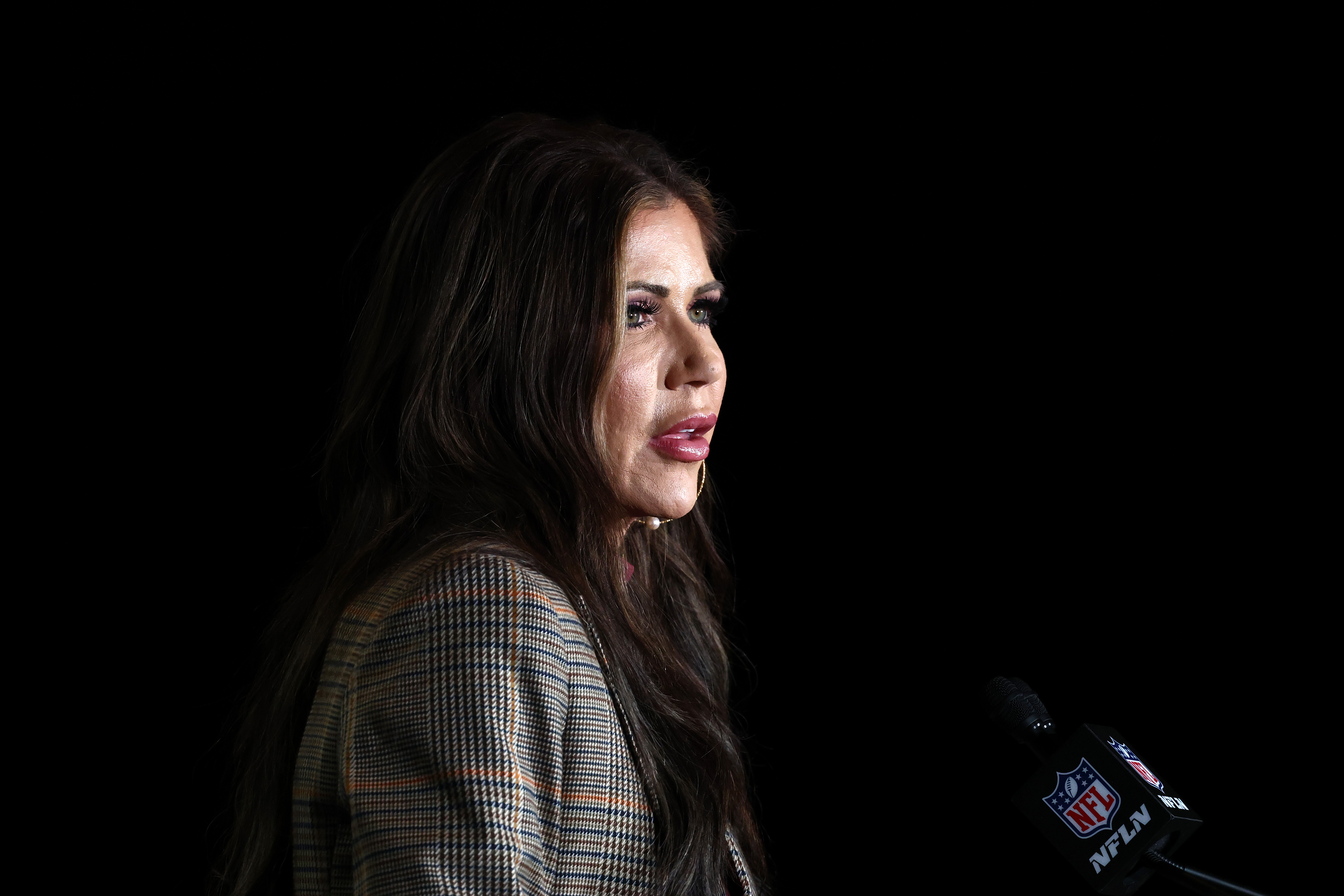 Kristi Noem spricht während der Konferenz. | Quelle: Getty Images