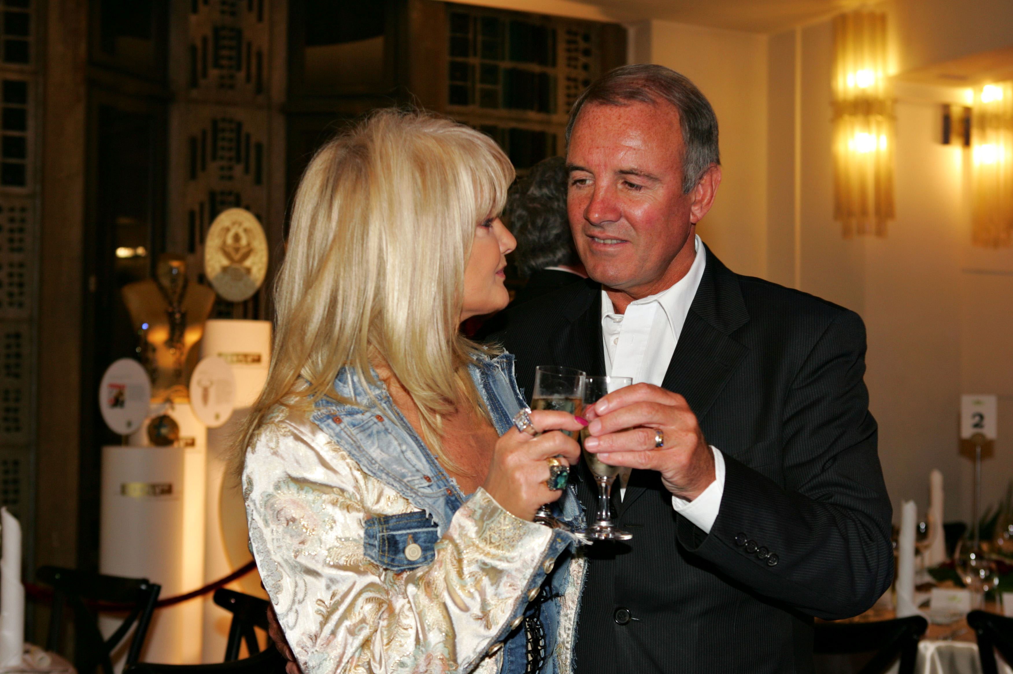 Ein Affärenskandal kam ans Licht. Bei dieser Veranstaltung kamen Bonnie Tyler und ihr Mann Robert zur Verleihung der „Goldenen Henne“ im Friedrichstadtpalast am 21. September 2005 in Berlin, Deutschland. | Quelle: Getty Images
