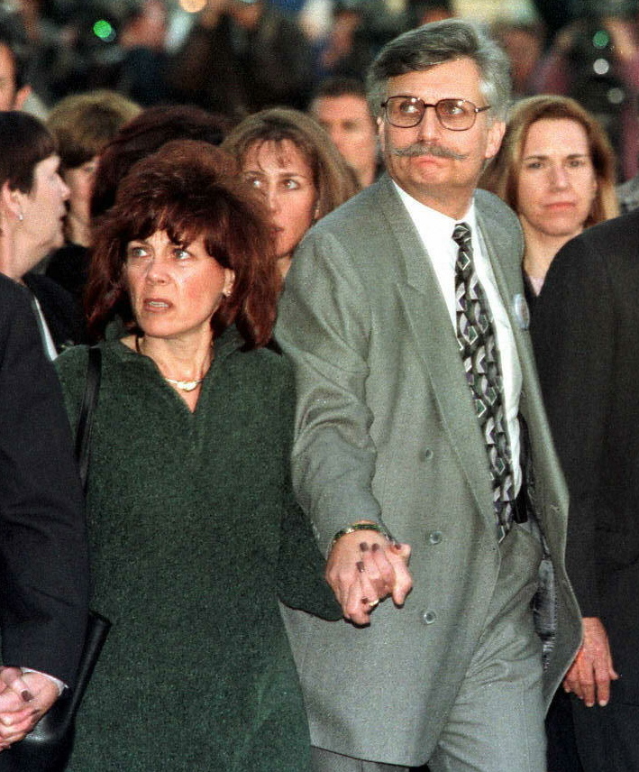Die Eltern von Ronald Goldman, Fred und Pattie Goldman, halten sich an den Händen, als sie am 4. Februar 1997 das Gerichtsgebäude in Santa Monica, Kalifornien, betreten. | Quelle: Getty Images