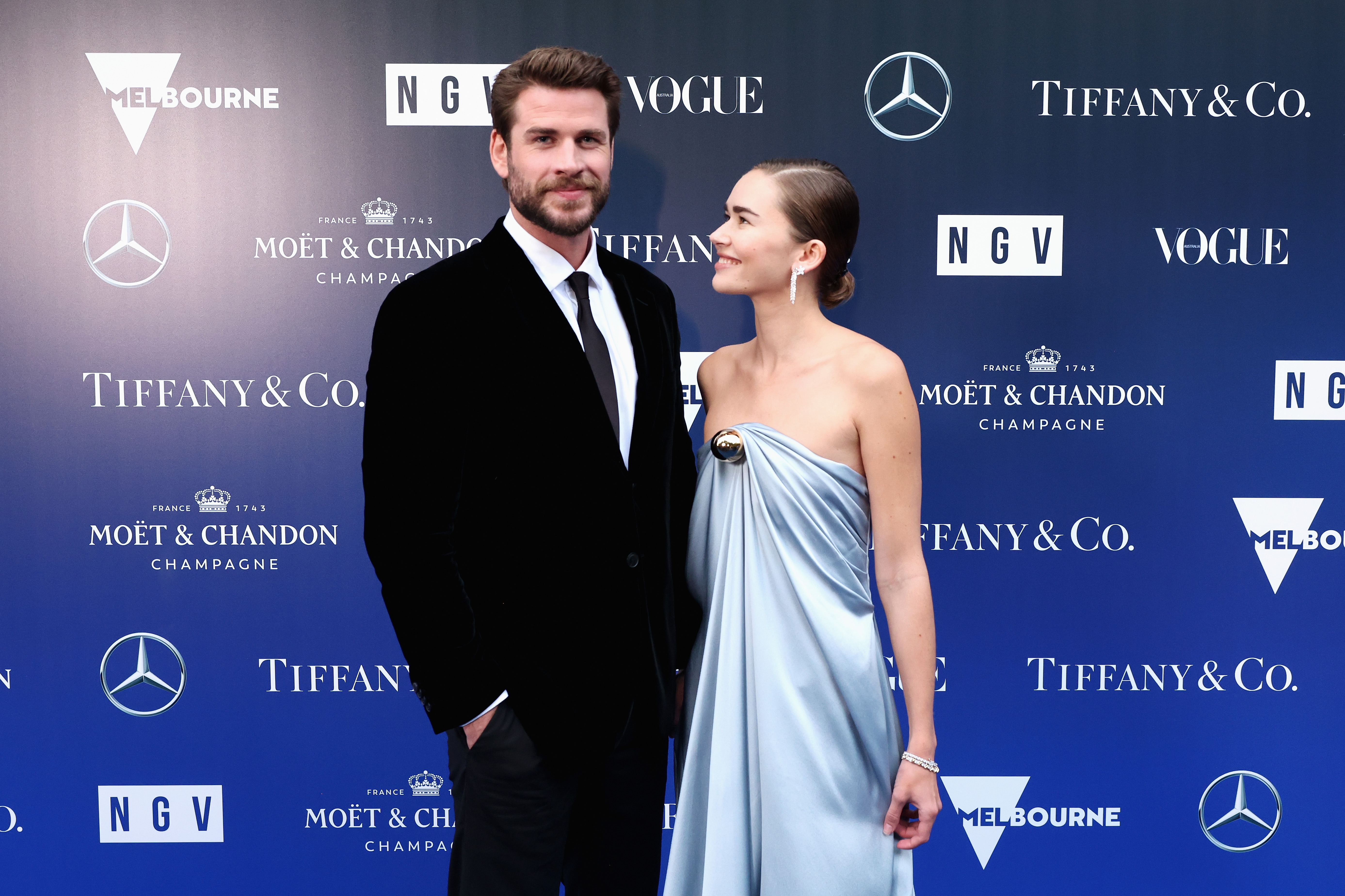 Liam Hemsworth und Gabriella Brooks besuchen die NGV Gala am 2. Dezember 2023 in Melbourne, Australien | Quelle: Getty Images