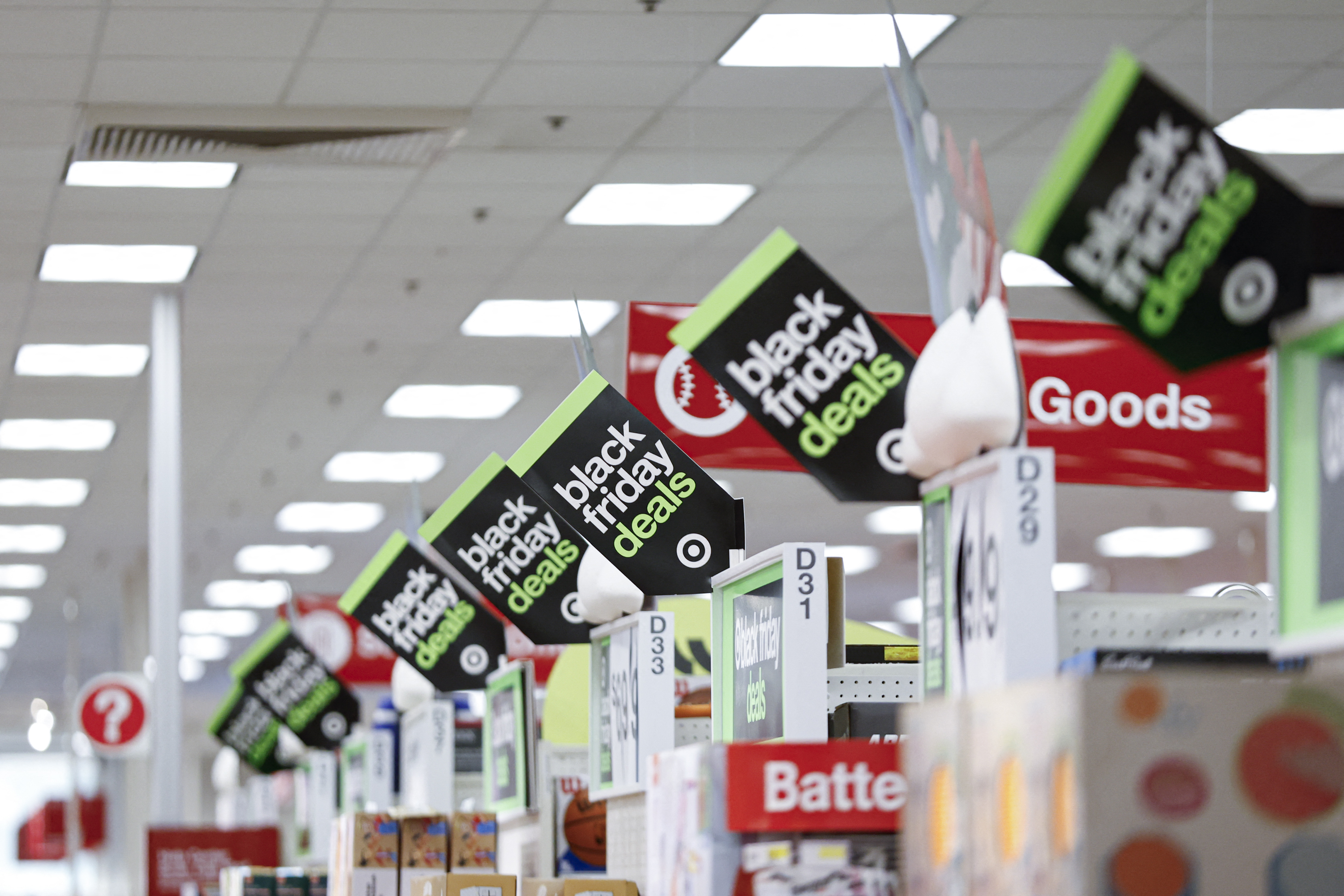 Black Friday-Verkaufsschilder in einer Target-Filiale in Chicago, 26. November 2024 | Quelle: Getty Images