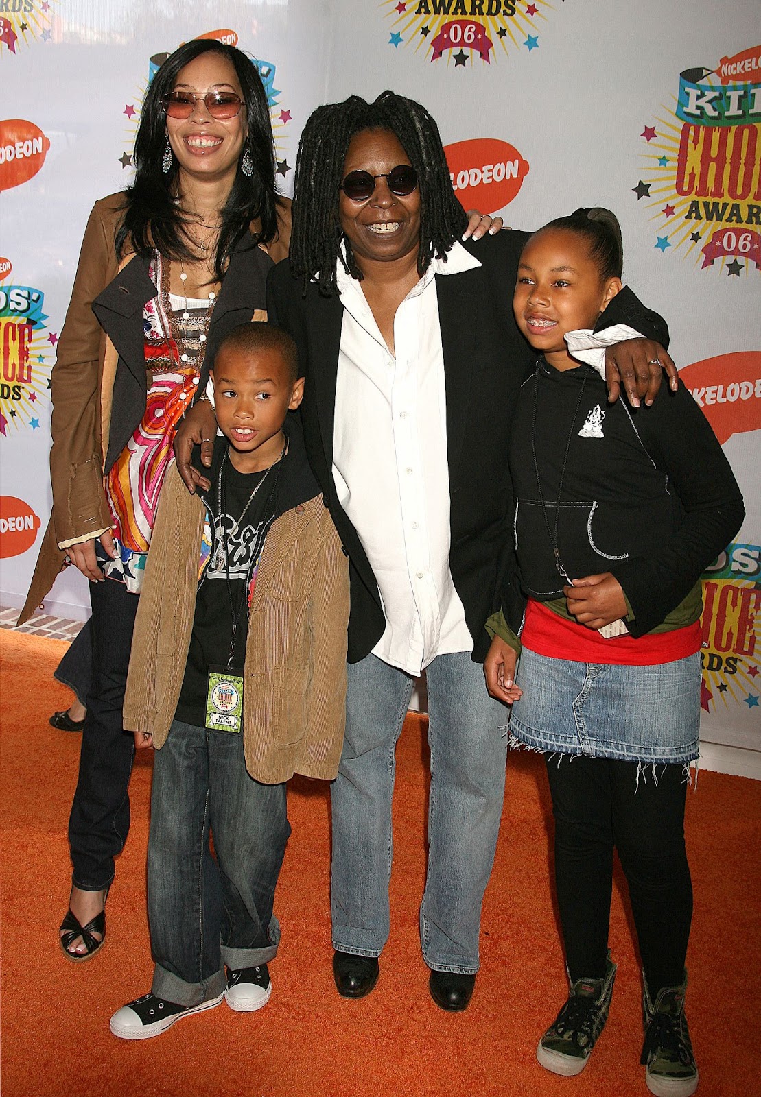 Alex Martin mit ihrer berühmten Mutter und ihren Kindern bei den 19. jährlichen Kids' Choice Awards von Nickelodeon im Jahr 2006. | Quelle: Getty Images