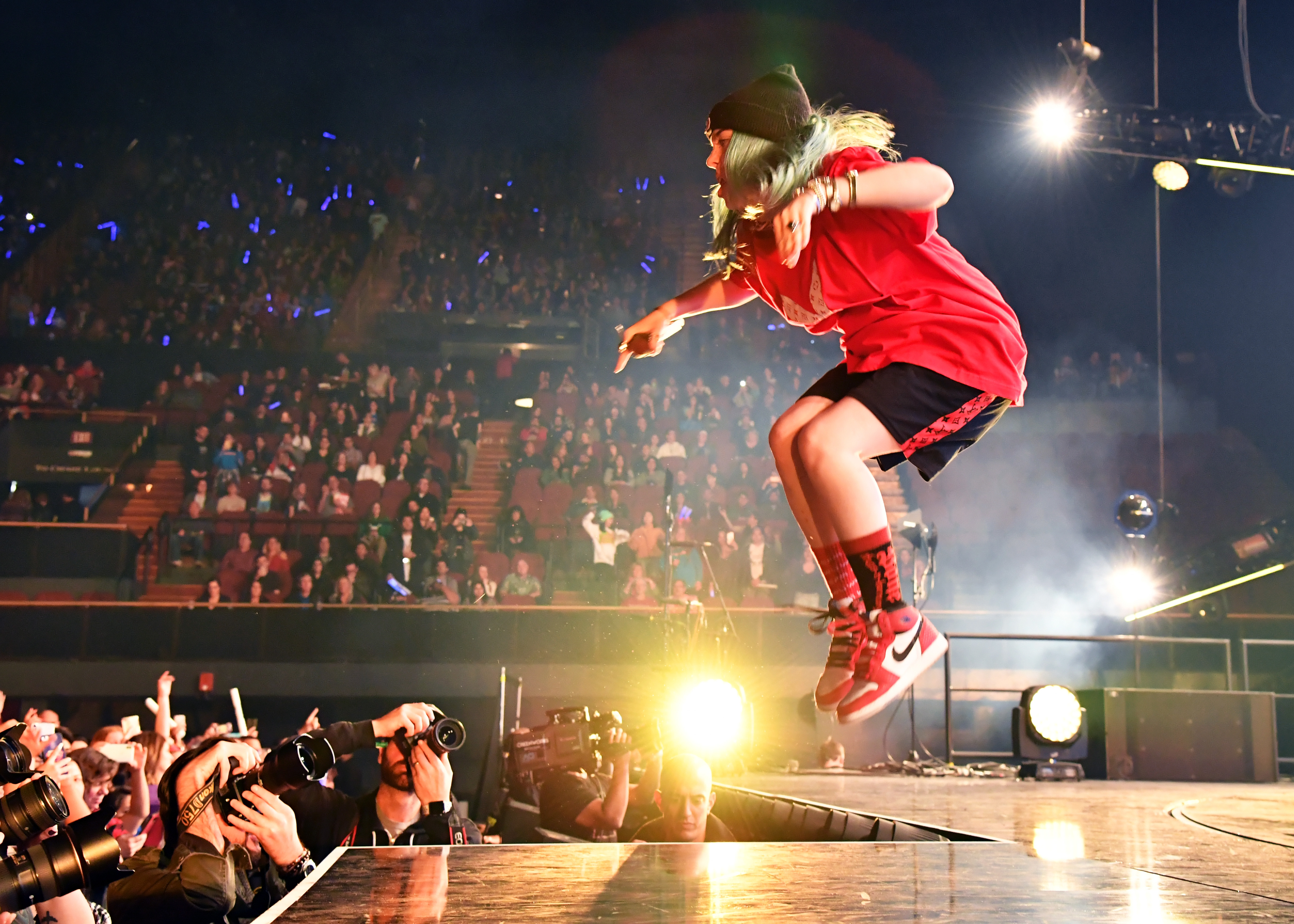 Billie Eilish tritt während der KROQ Absolut Almost Acoustic Christmas in Inglewood, Kalifornien, am 9. Dezember 2018 auf. | Quelle: Getty Images