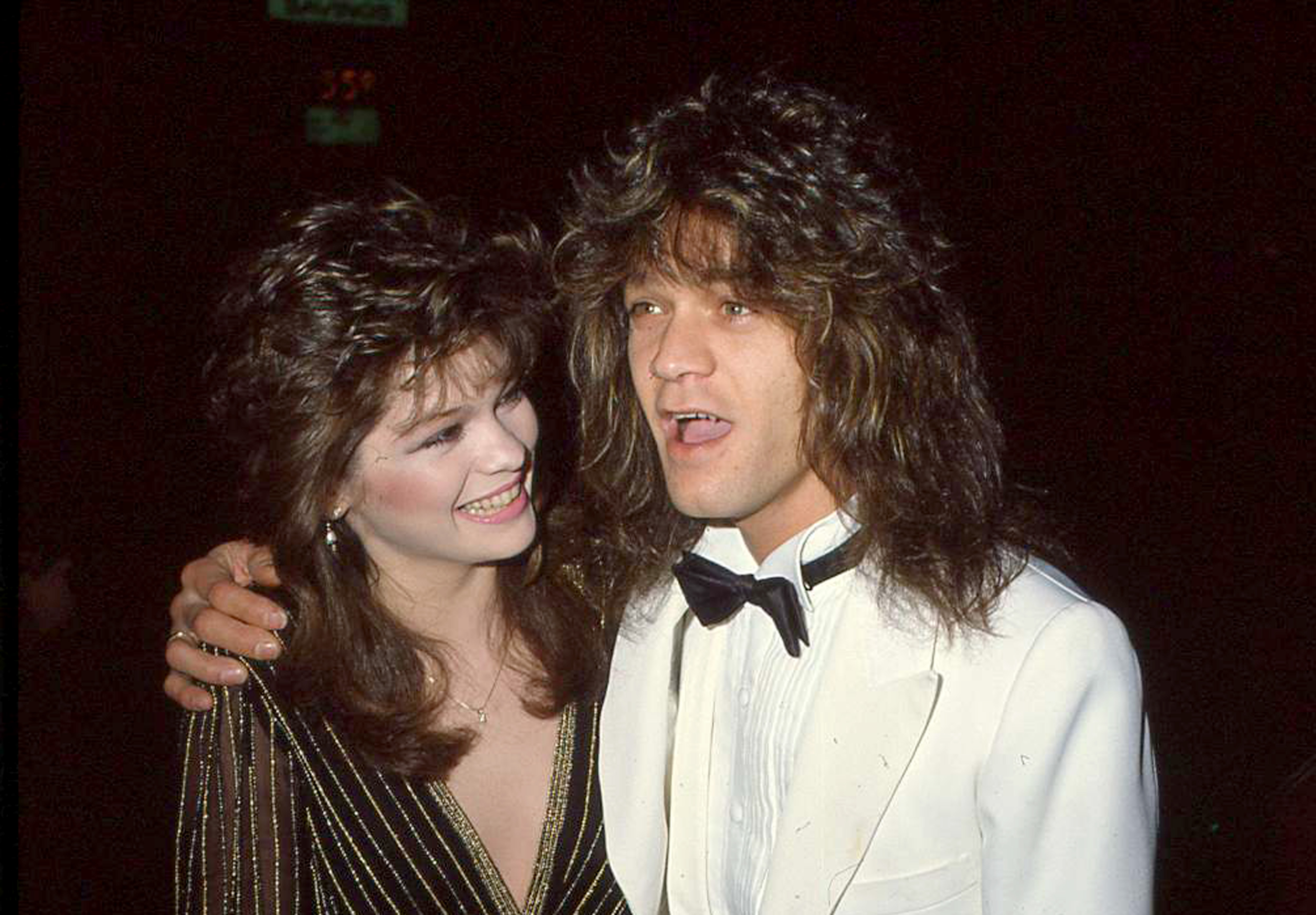 Valerie Bertinelli und Eddie Van Halen in einem Restaurant in Beverly Hills, Kalifornien am 20. März 1983 | Quelle: Getty Images