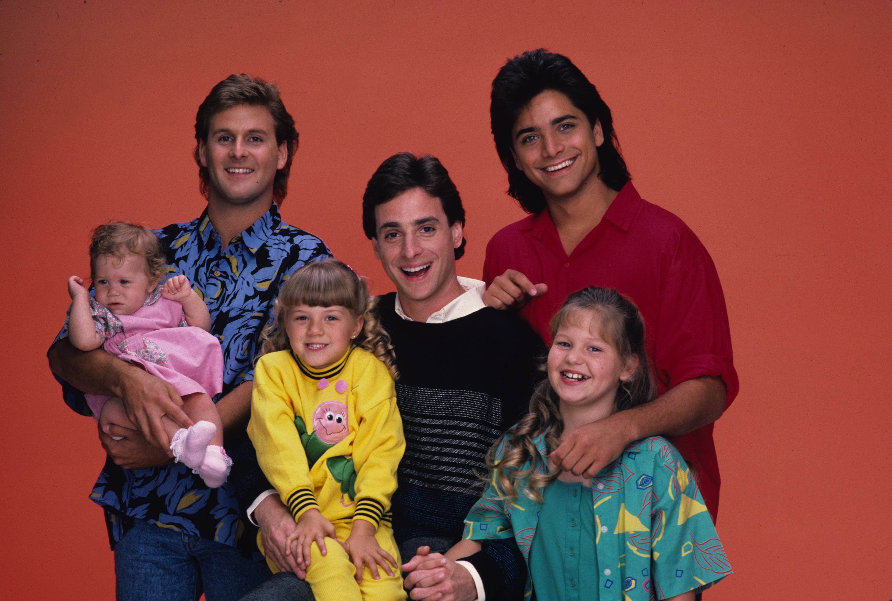 Dieses frühe Werbefoto stellte die Besetzung vor, die zu einer der beliebtesten Familien des Fernsehens werden sollte. Während das Publikum zunächst miterlebte, wie die Tanner-Kinder auf dem Bildschirm aufwuchsen, haben die Schauspieler hinter diesen Rollen seitdem alles Mögliche erlebt – von beruflichen Neuorientierungen über wachsende Familien bis hin zu einem Leben abseits von Hollywood. | Quelle: Getty Images
