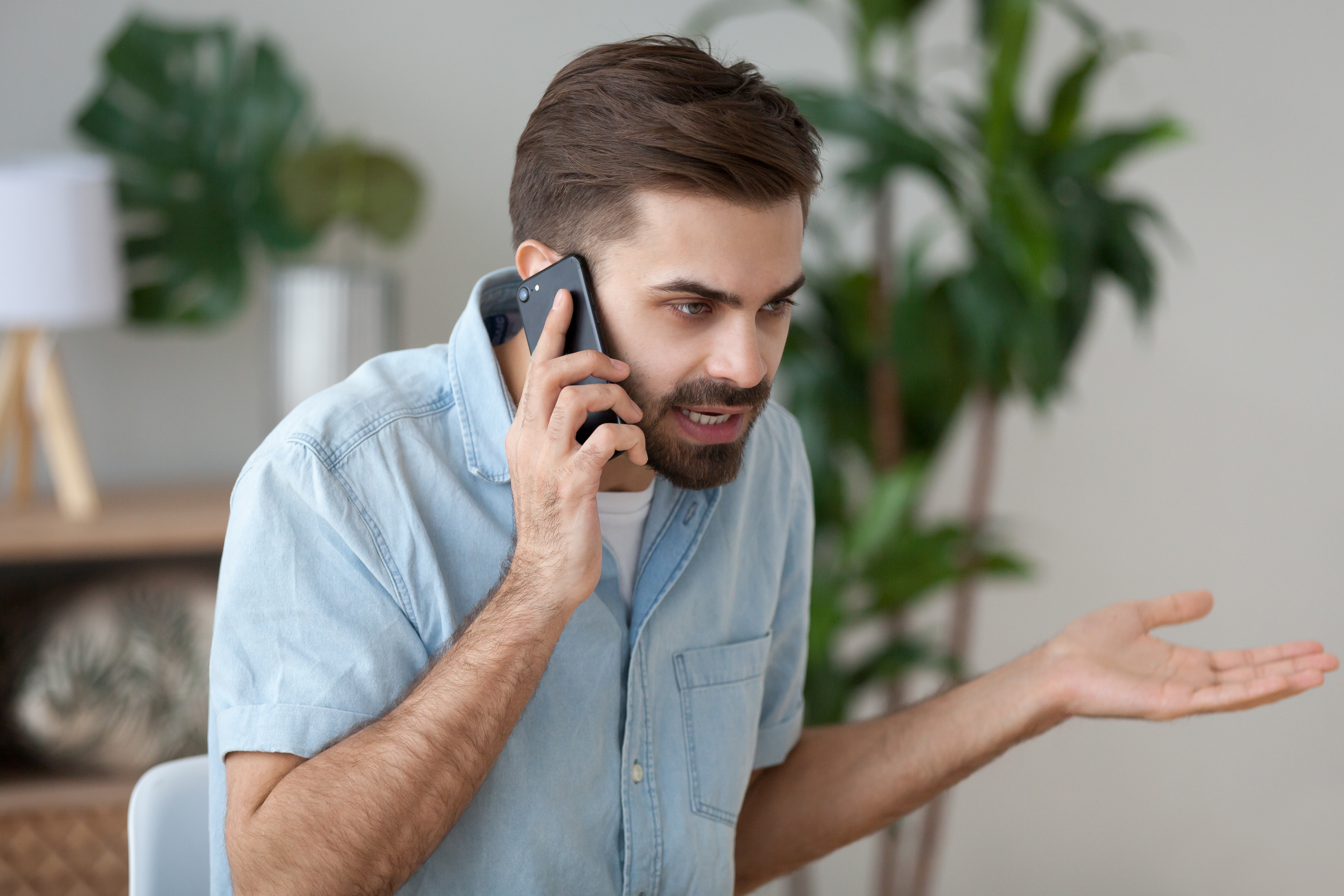 Ein Mann am Telefon | Quelle: Shutterstock