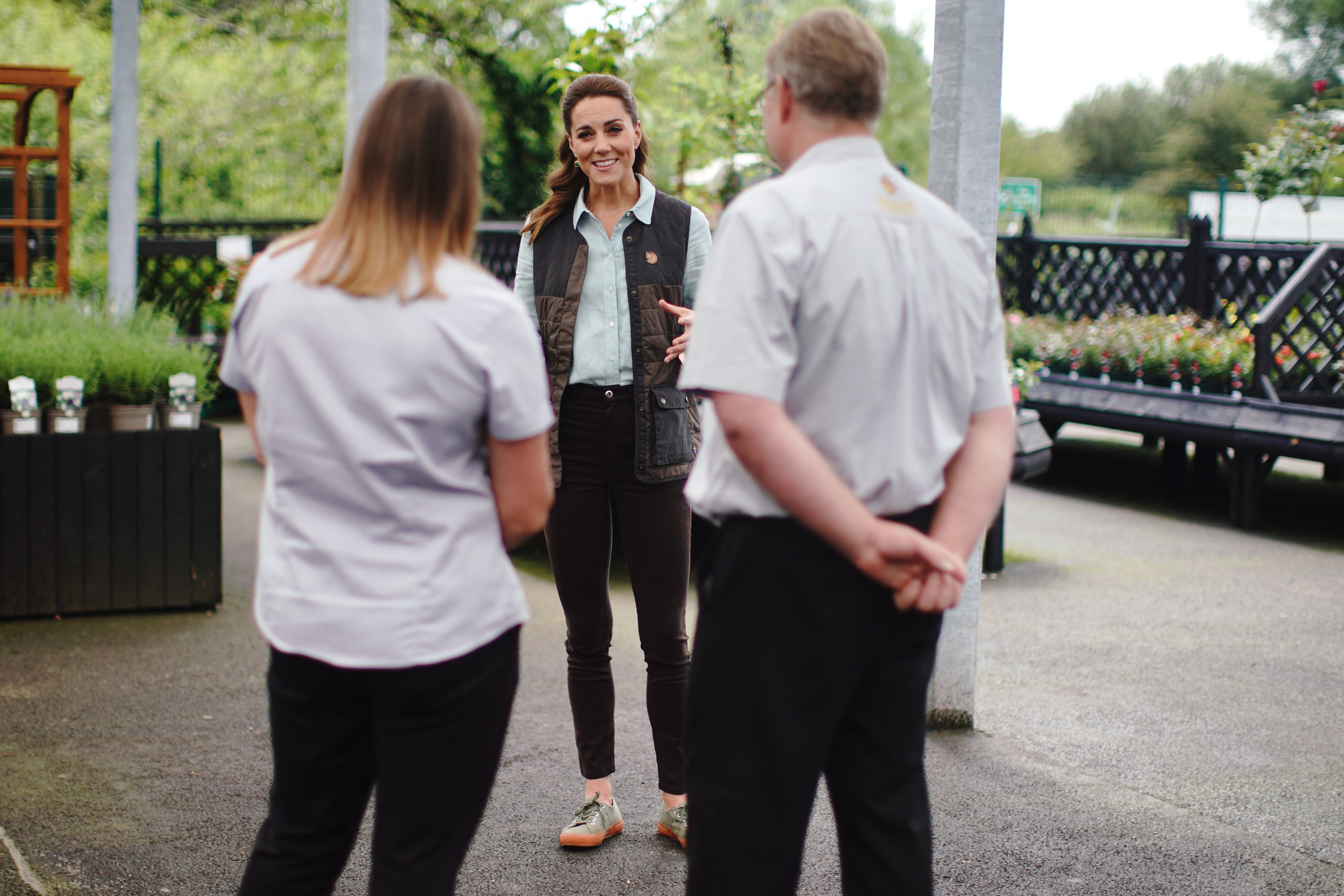 Prinzessin Catherine im Gespräch mit Martin und Jennie Turner, den Besitzern des Fakenham Garden Centre in Norfolk am 18. Juni 2020 in Fakenham, Vereinigtes Königreich | Quelle: Getty Images
