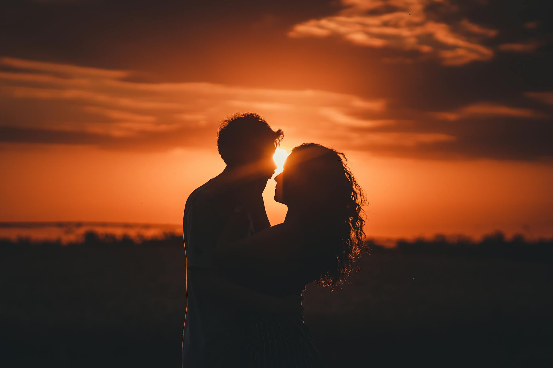 Ein Paar beobachtet den Sonnenuntergang | Quelle: Pexels