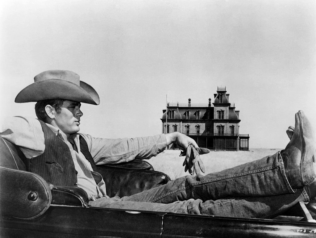 James Dean posiert am Set von "Giant" im Jahr 1955 in Marfa, Texas | Quelle: Getty Images