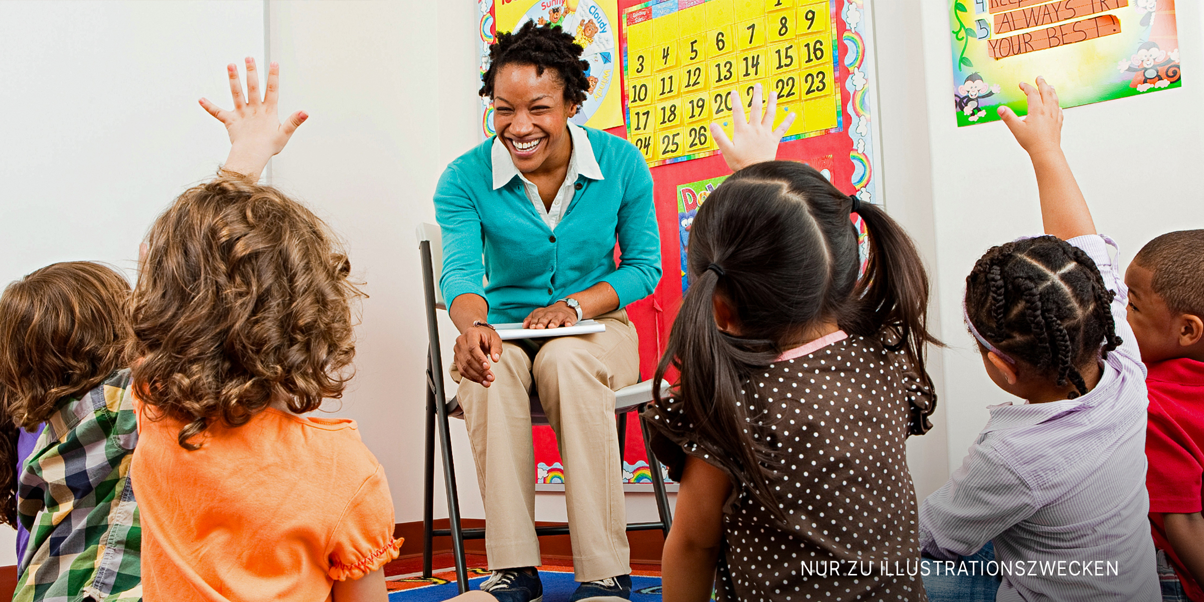 Eine Lehrerin, die ihre Schüler anlächelt | Quelle: Shutterstock