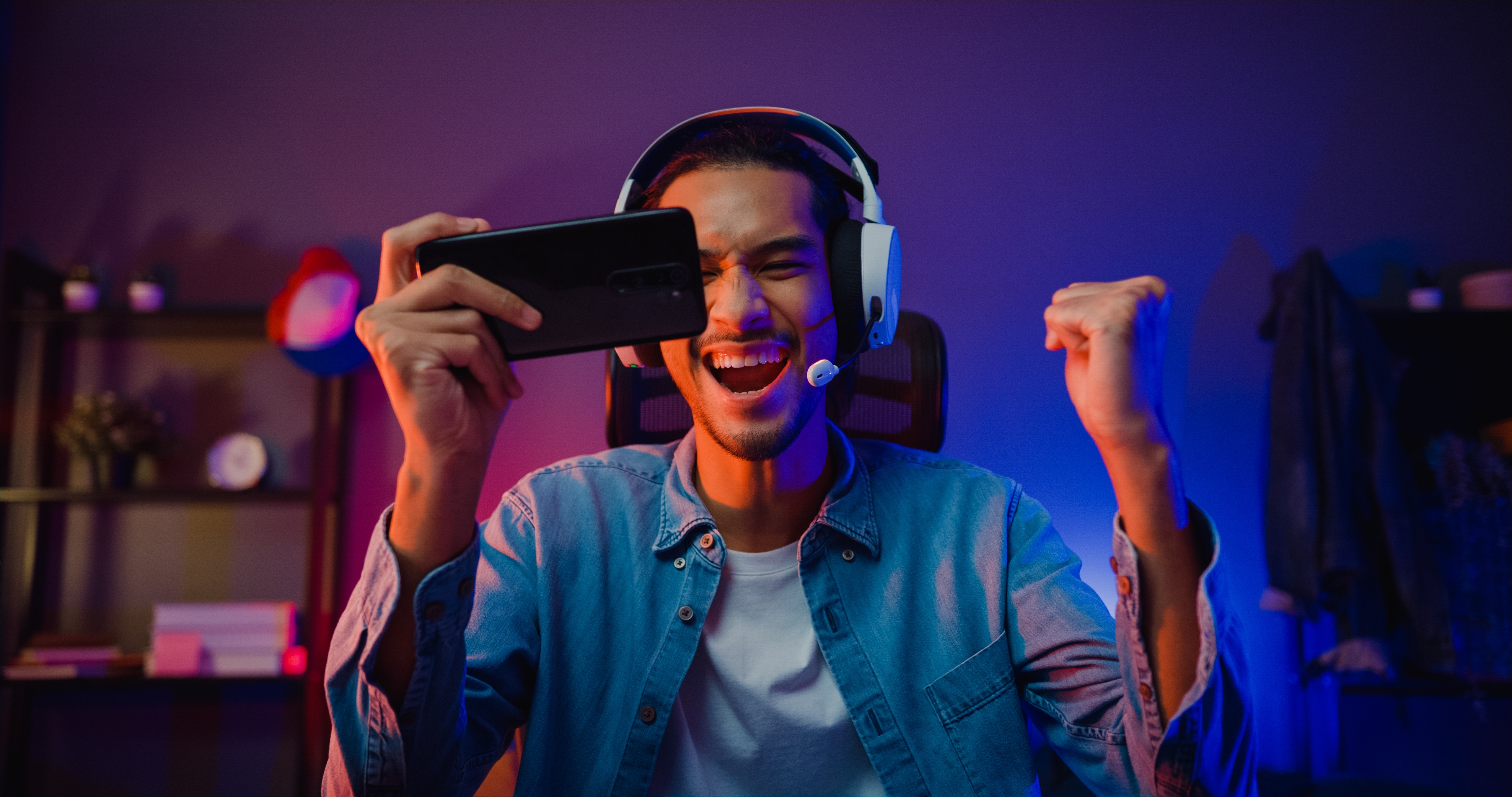 Ein glücklicher Mann spielt ein Online-Spiel | Quelle: Shutterstock
