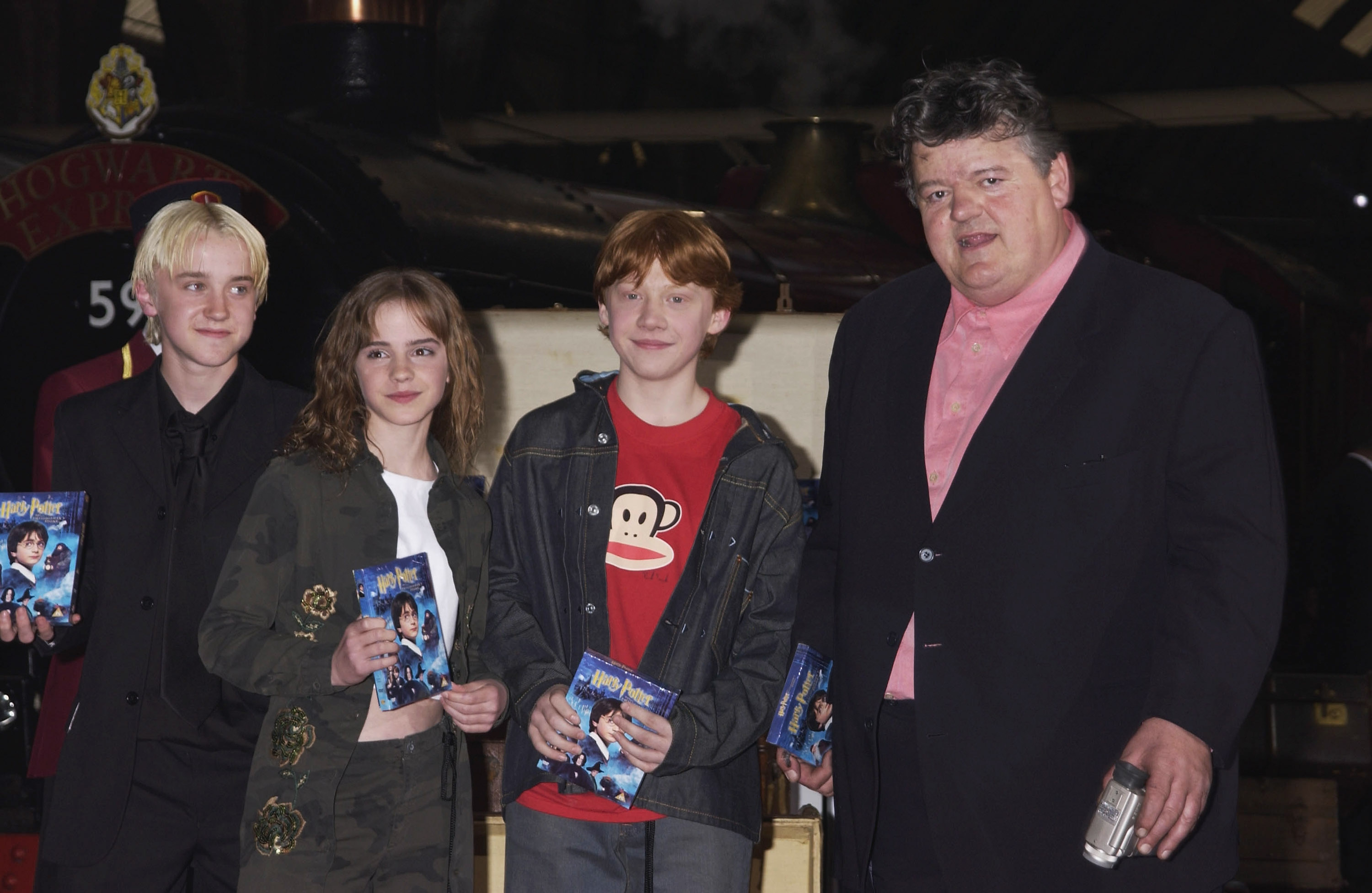 Der Schauspieler, Emma Watson, Rupert Grint und Robbie Coltrane bei der DVD-Premierenparty von "Harry Potter und der Stein der Weisen" am 8. Mai 2002 in London, England. | Quelle: Getty Images