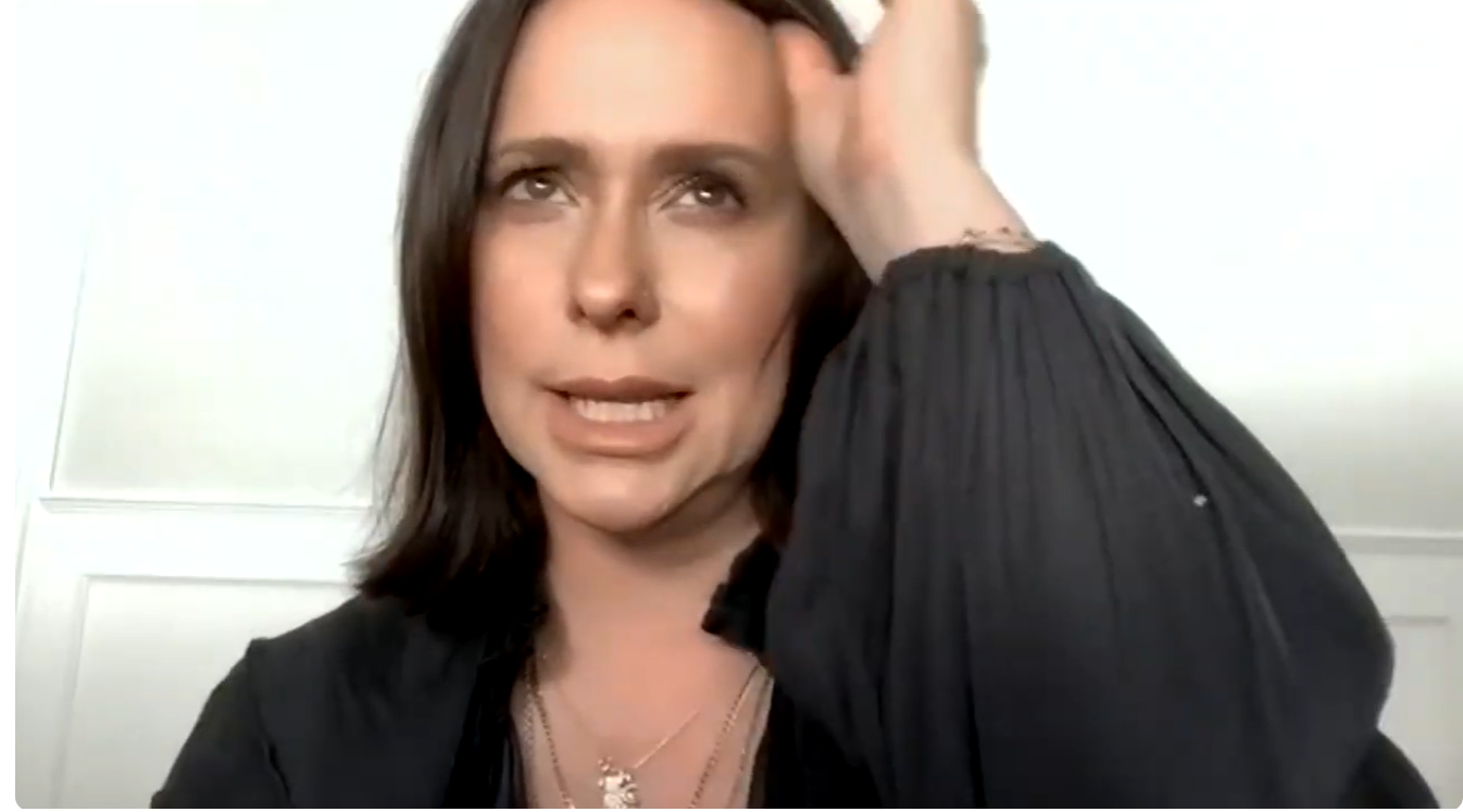 Jennifer Love Hewitt spricht in ihrem Podcast-Interview über die emotionale Belastung durch Kritik im Internet und den Druck, sich um die öffentliche Meinung zu kümmern. | Quelle: YouTube/Inside of You with Michael Rosenbaum