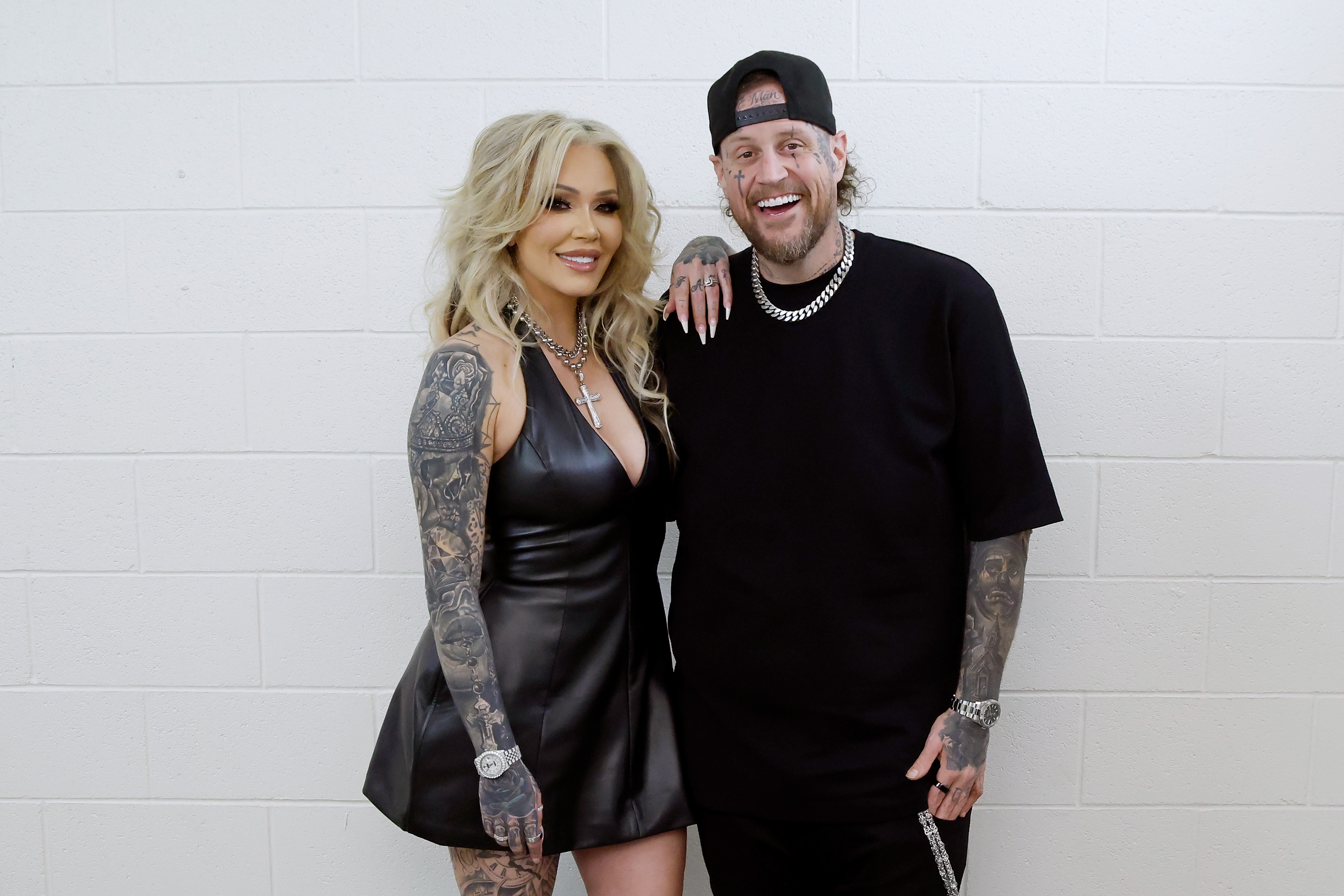 Bunnie XO und Jelly Roll posieren gemeinsam hinter der Bühne und lächeln mit umeinandergelegten Armen in die Kamera. Bunnie verriet später, dass sie ihn während eines Streits am Muttertag aufforderte, „die verdammten Scheidungspapiere einzureichen", woraufhin sie ging und wochenlang nicht mit ihm sprach, bevor er schließlich die Scheidung einreichte. | Quelle: Getty Images