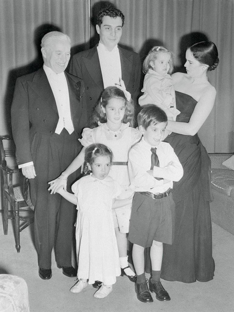 Charlie Chaplin, seine Frau Oona und ihre Kinder Sidney, Josephine, Geraldine, Michael, Victoria, im Odeon Cinema Theater, in London, 18. Oktober 1952 | Quelle: Getty Images