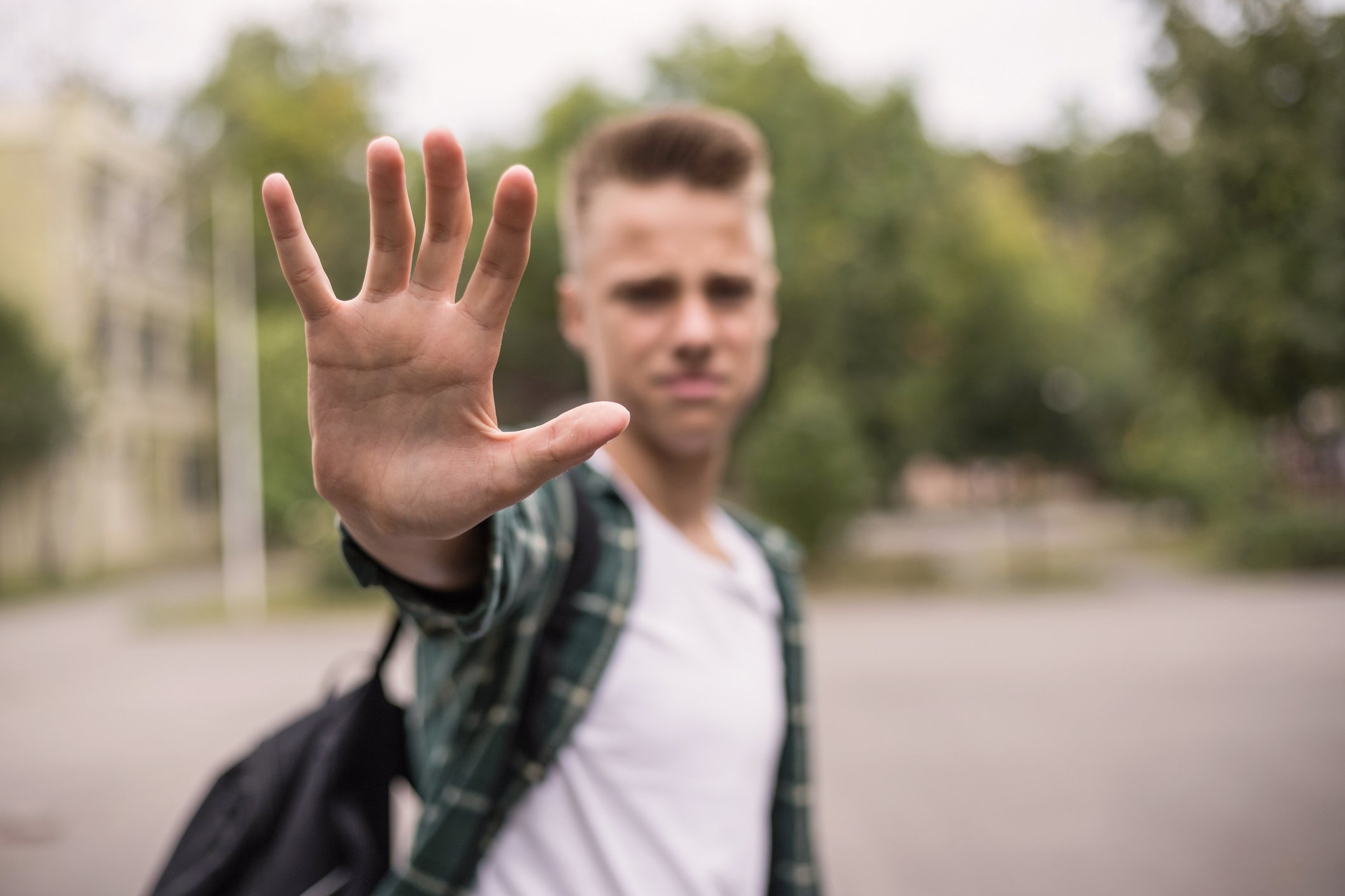 Frustrierter Teenager zeigt seine Hand | Quelle: Getty Images
