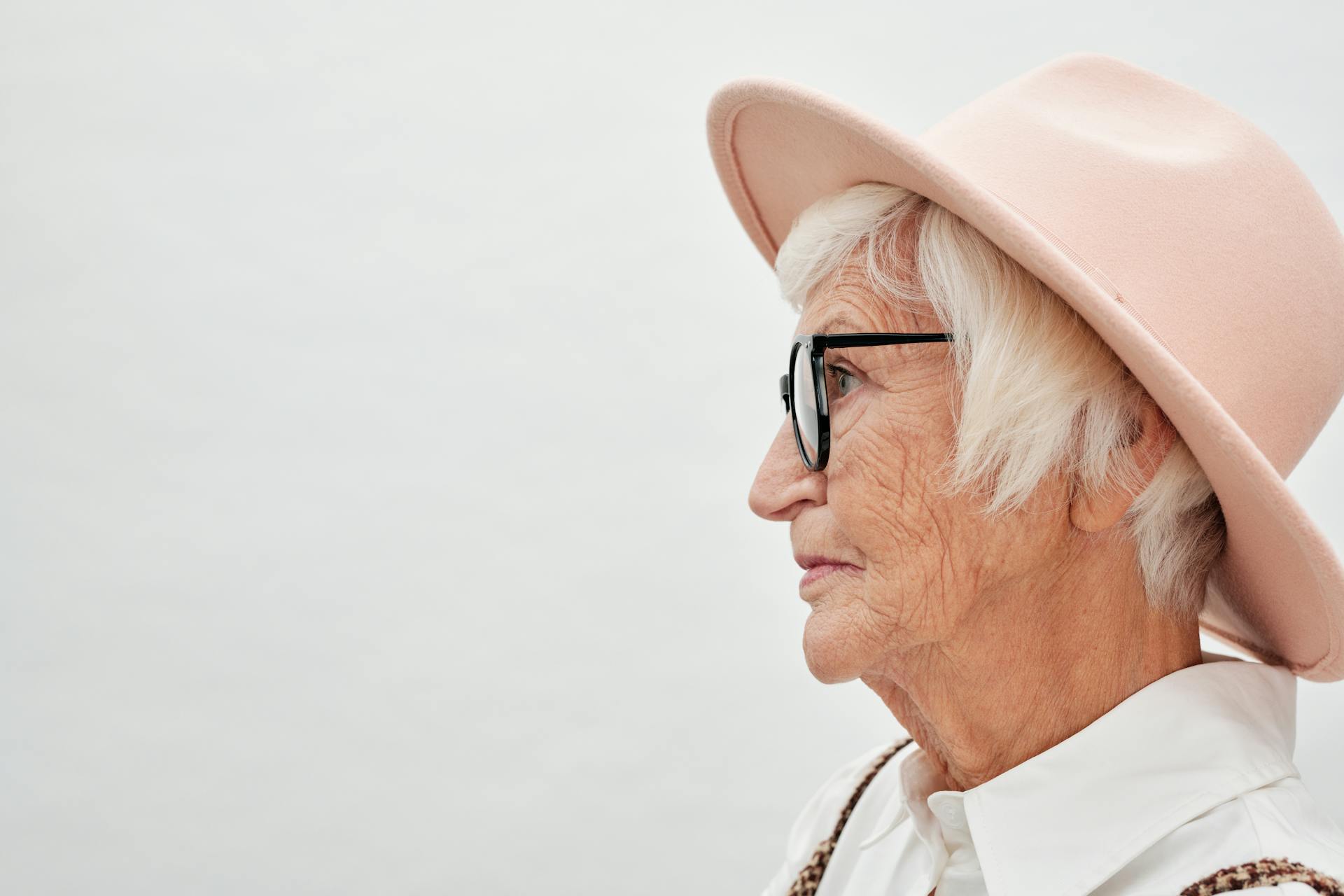 Eine Frau starrt jemanden an | Quelle: Pexels