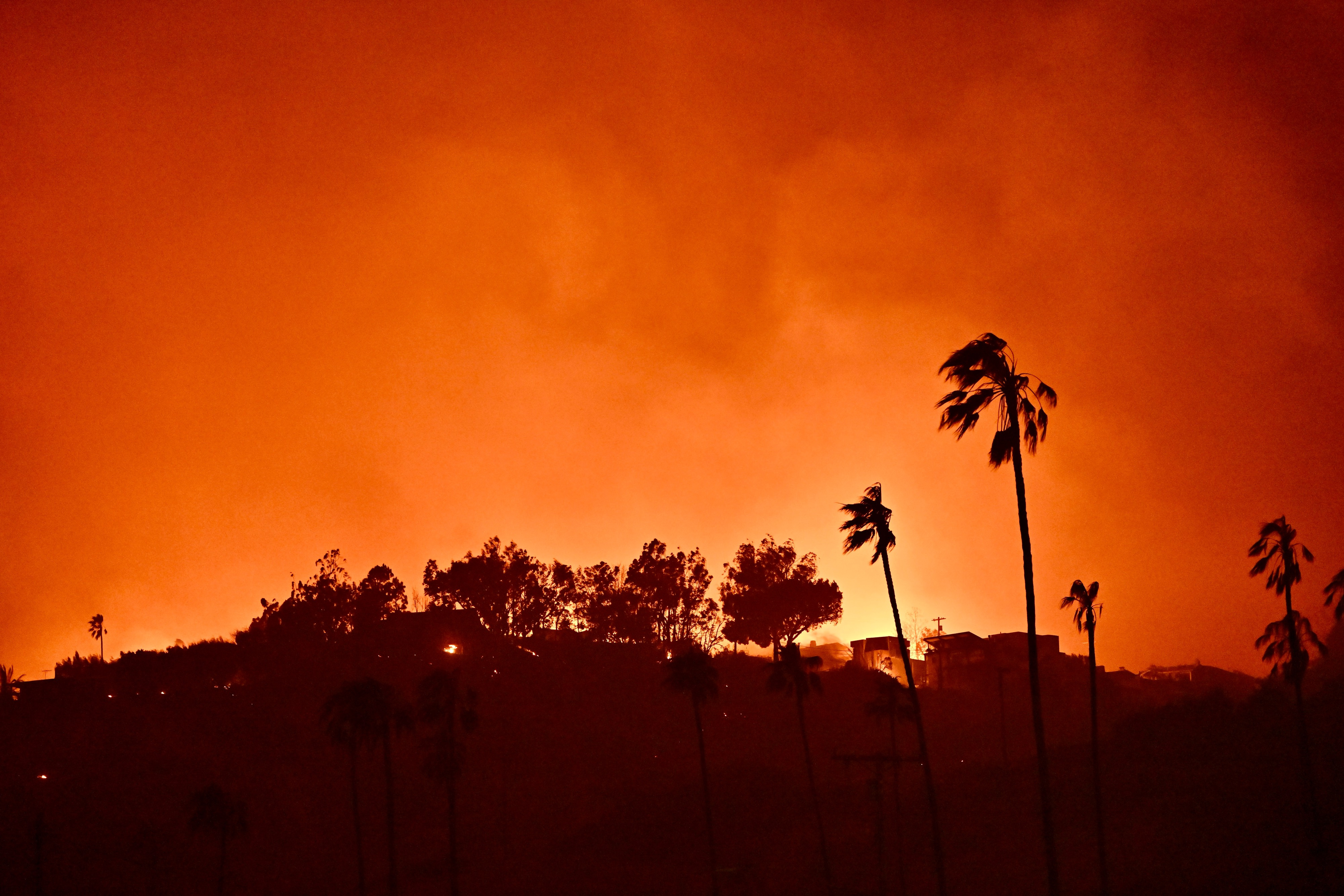 Häuser brennen während des Palisades-Feuers am Mittwoch, 8. Januar 2025, in Pacific Palisades, Kalifornien | Quelle: Getty Images