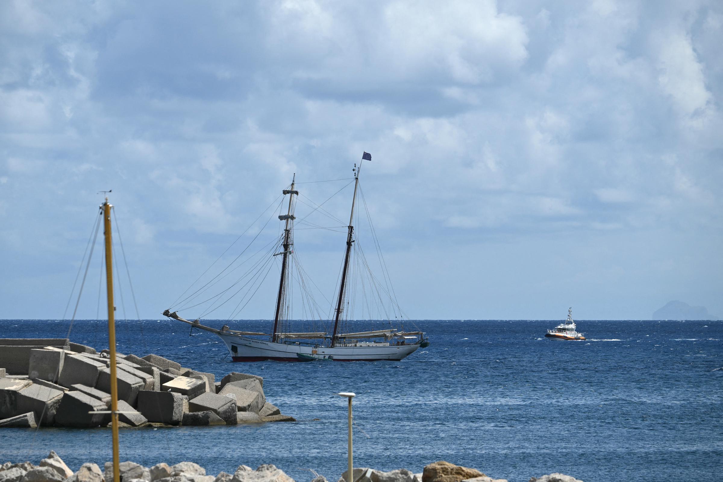 Ein Foto eines anderen Bootes mit dem Namen Sir Robert Baden Powell an der gleichen Stelle, an der die Superyacht Bayesian in Porticello bei Palermo gesunken ist, aufgenommen am 20. August 2024 | Quelle: Getty Images