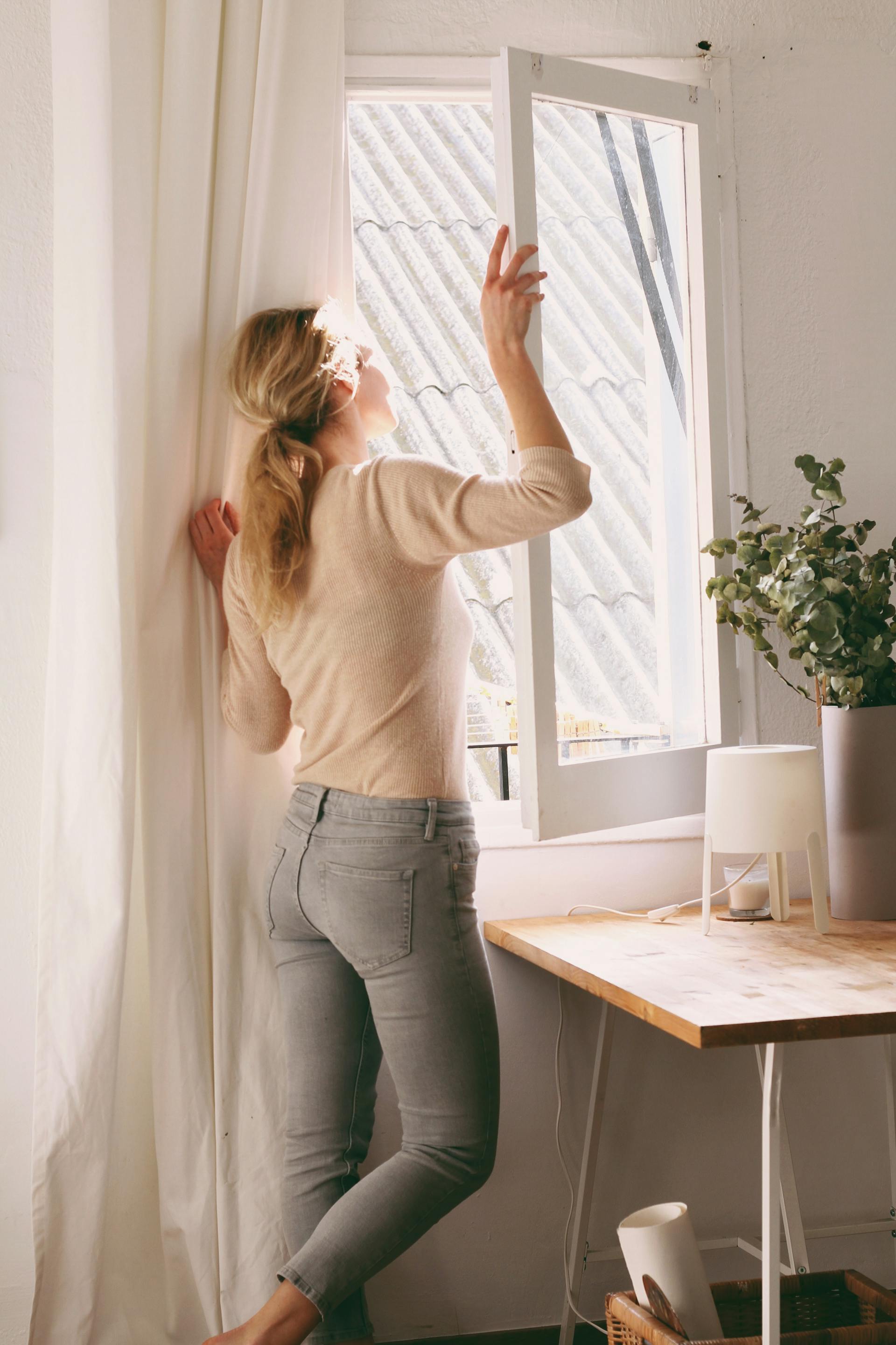 Eine Frau schaut aus dem Fenster | Quelle: Pexels