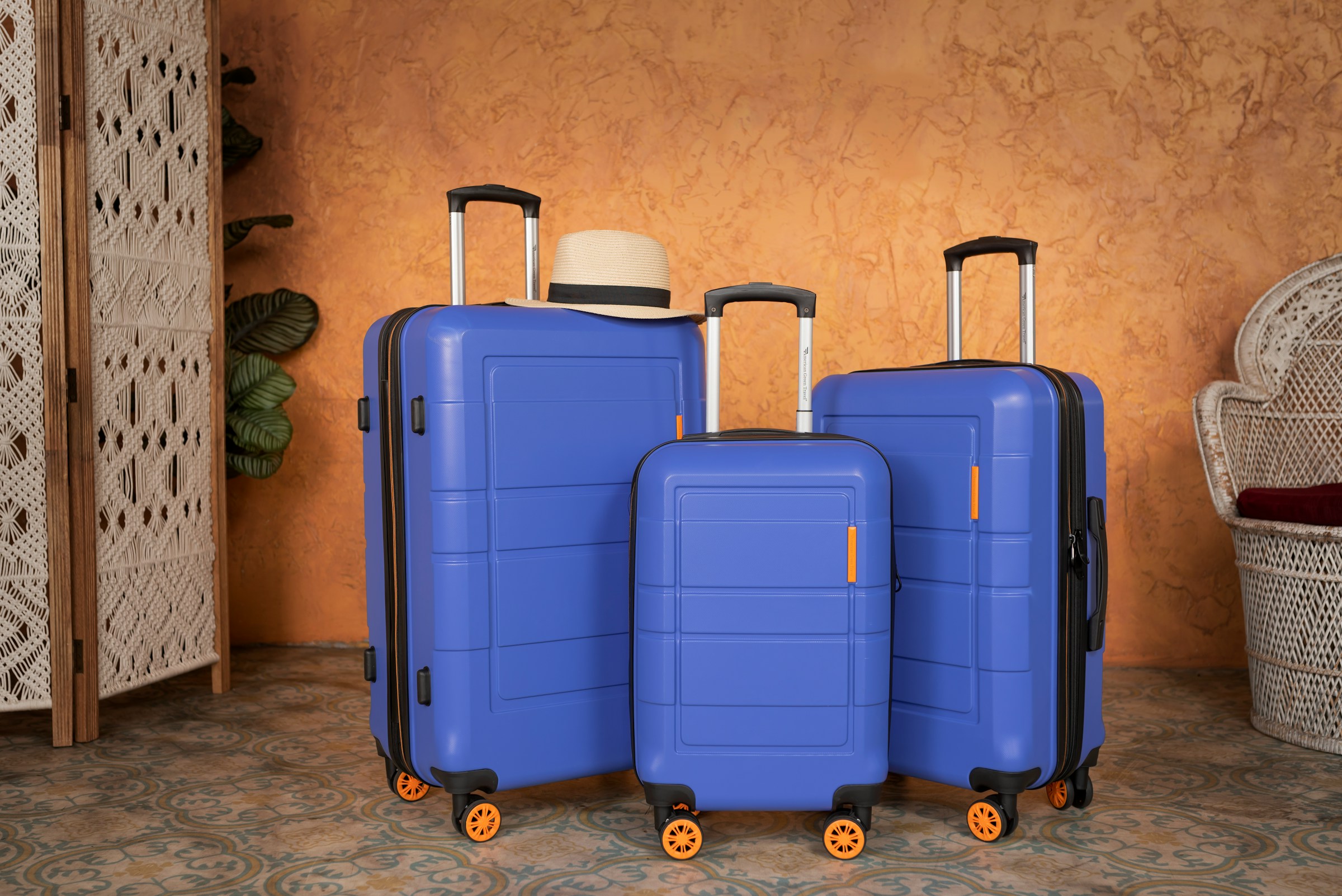 Blaue Koffer aufgereiht | Quelle: Unsplash