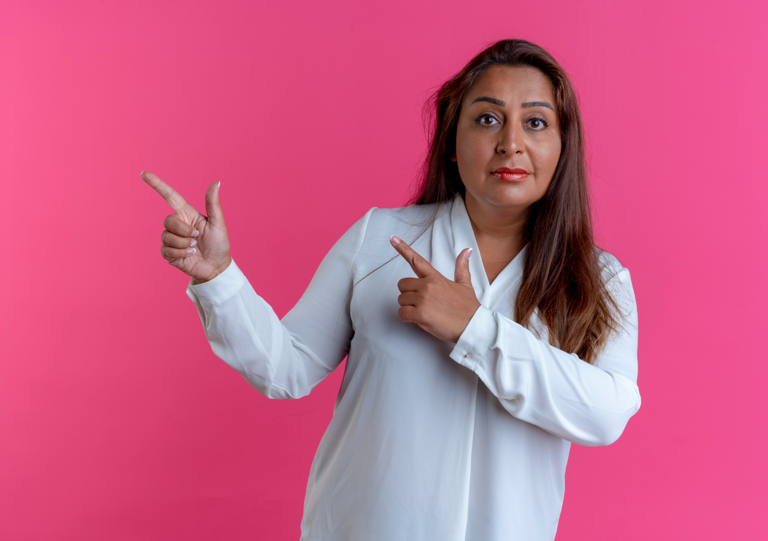 Eine Frau gestikuliert mit ihren Händen | Quelle: Freepik