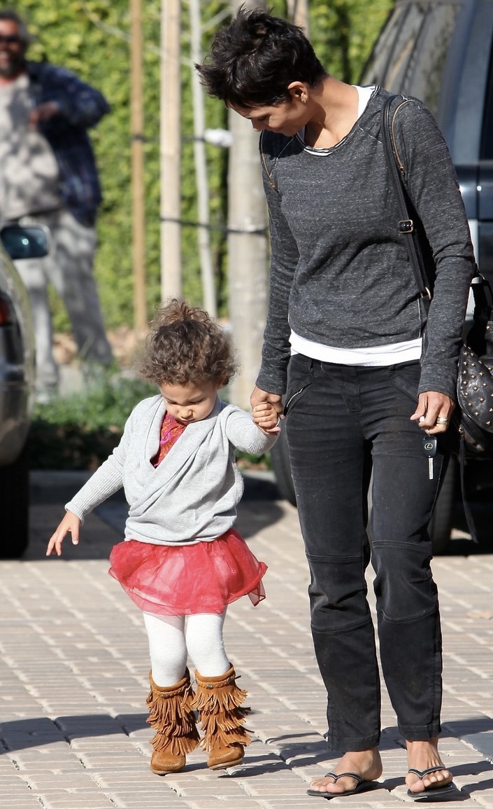 Halle Berry hielt bei einem ungezwungenen Ausflug die Hand der kleinen Nahla, die ein rotes Tutu und Stiefel mit Fransen trug – ein rührender Einblick in ihre frühe Kindheit, bevor die Schauspielerin sich für einen besseren Schutz vor Paparazzi einsetzte. | Quelle: Getty Images.